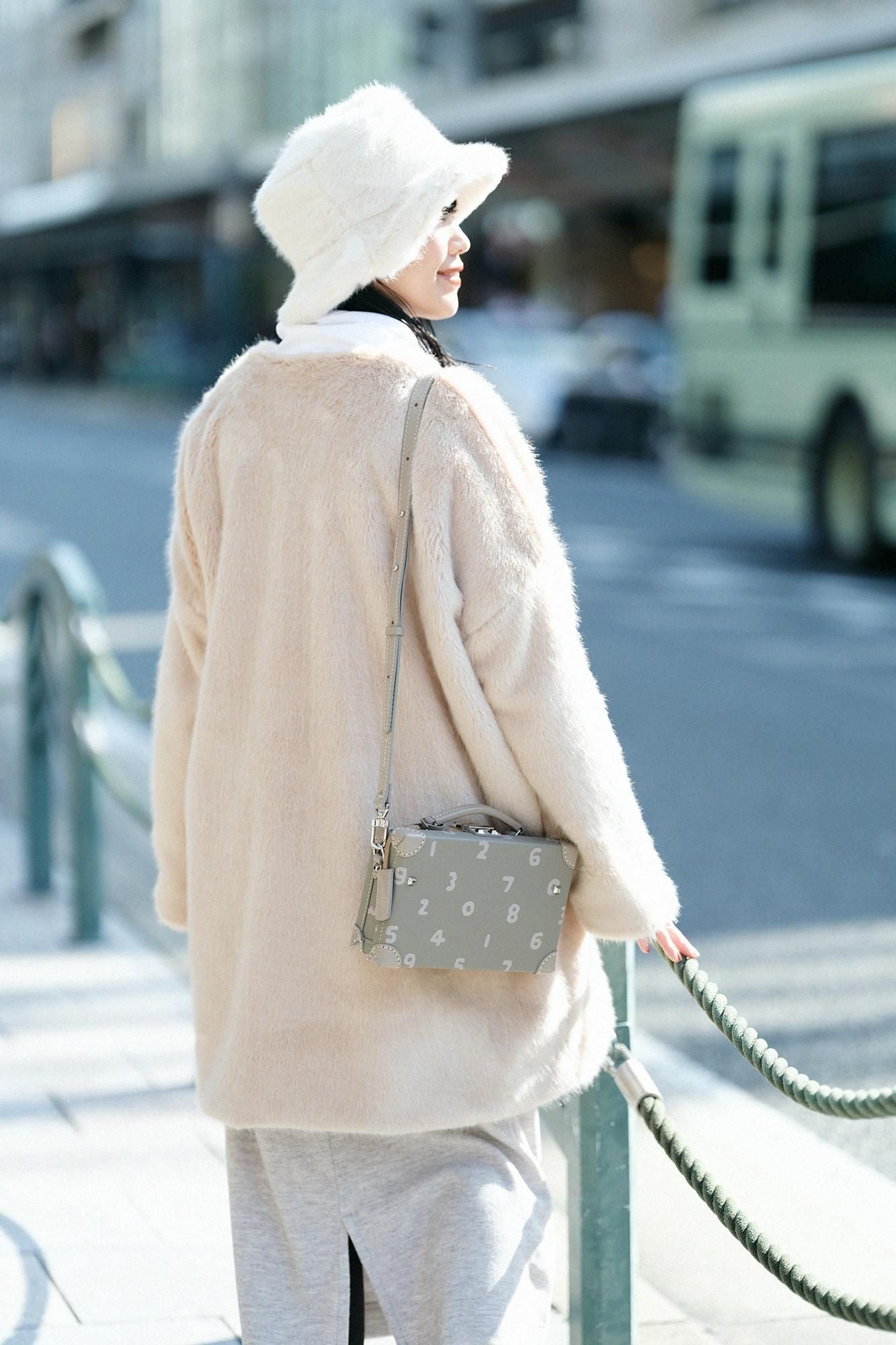 Faux Fur V-neck Light Tunic Coat／Beige