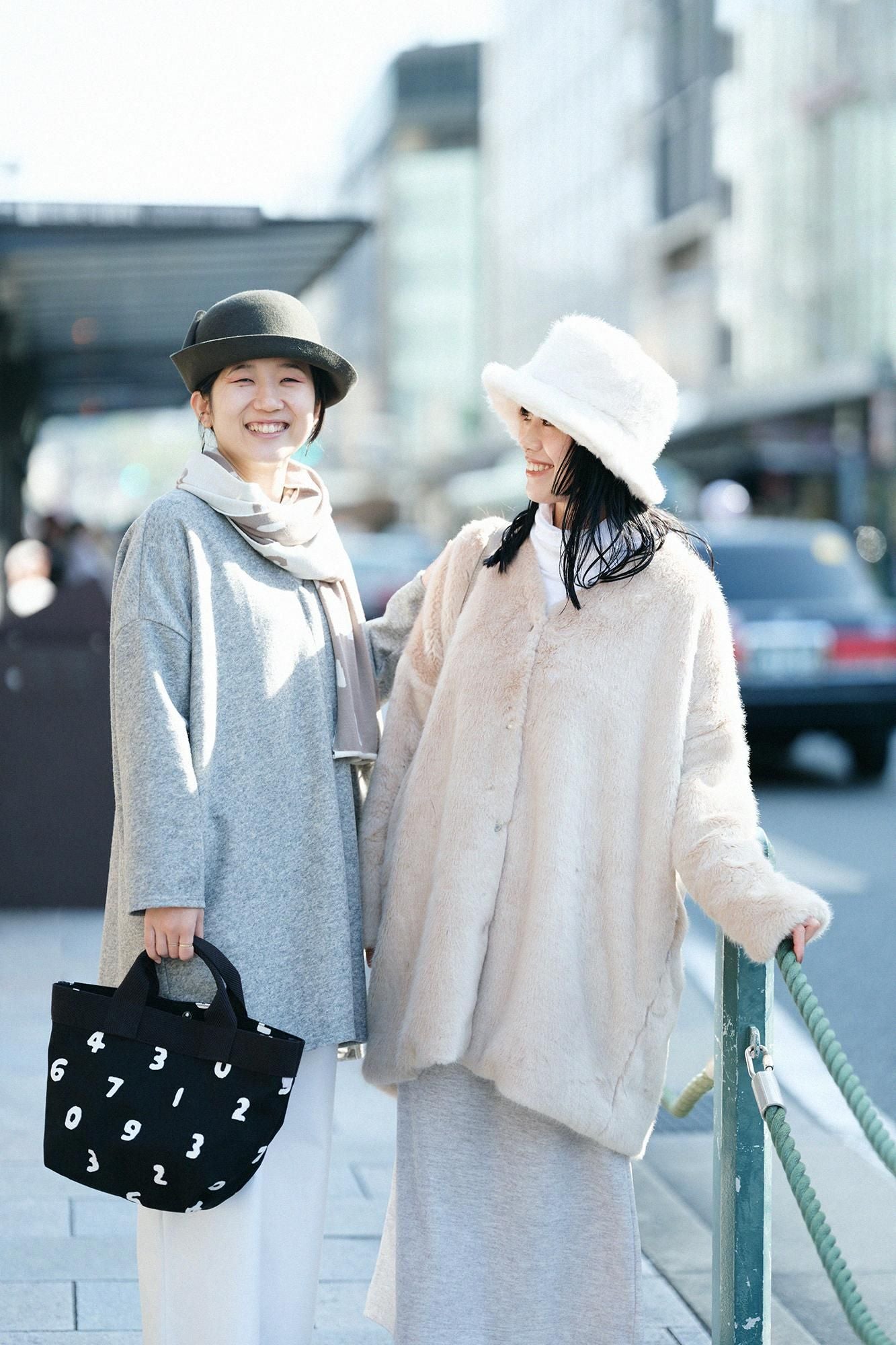 Faux Fur V-neck Light Tunic Coat／Beige