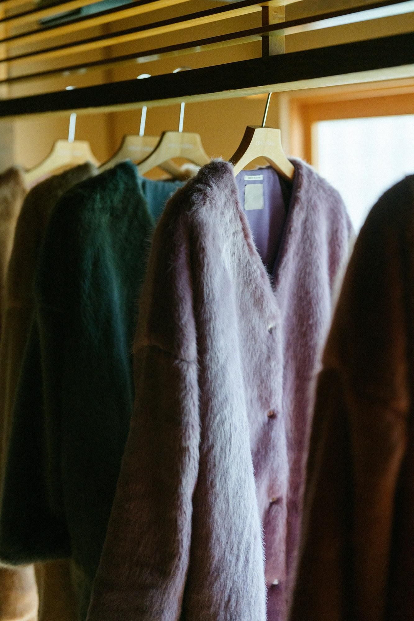 フェイクファー Vネック ライトチュニックコート／藤紫（ふじむらさき）