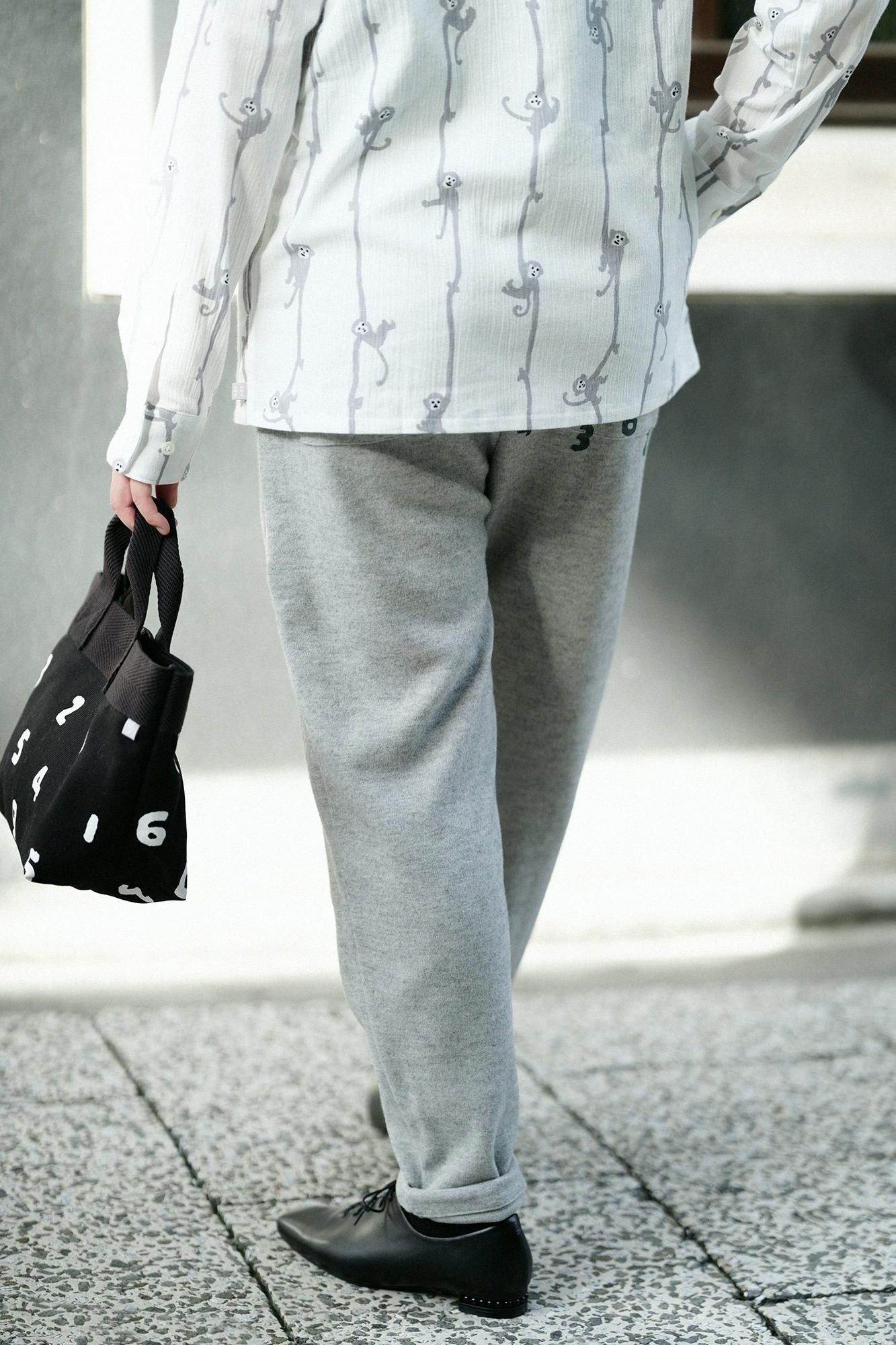 【預購】麥爾登柔滑 休閒窄管長褲／淡灰色（※預計於12月9日左右發貨）