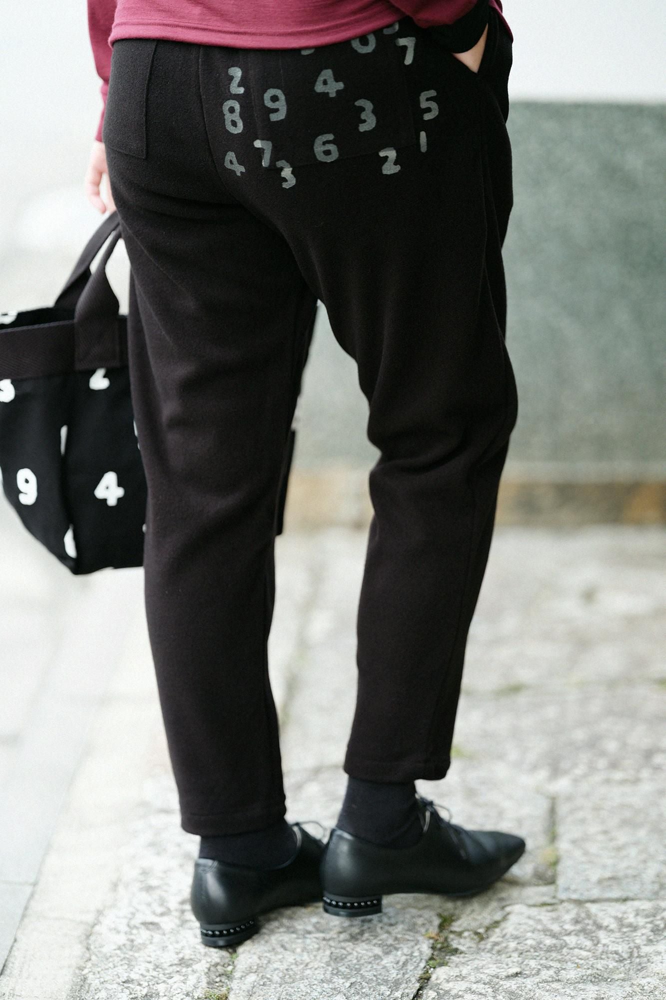 麥爾登柔滑休閒窄管長褲/黑色