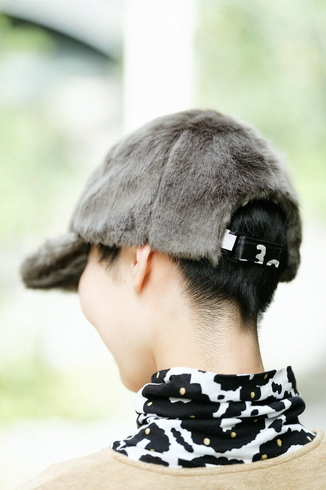 フェイクファー キャップ／濃灰（こいはい）×SO-SU-U昆（こん）