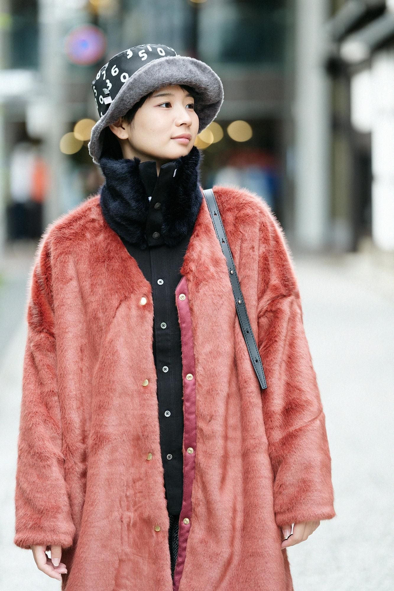 【預購】人造毛皮 雙面用短圍巾／黑色×黑藍色（※預計於12月9日左右發貨）