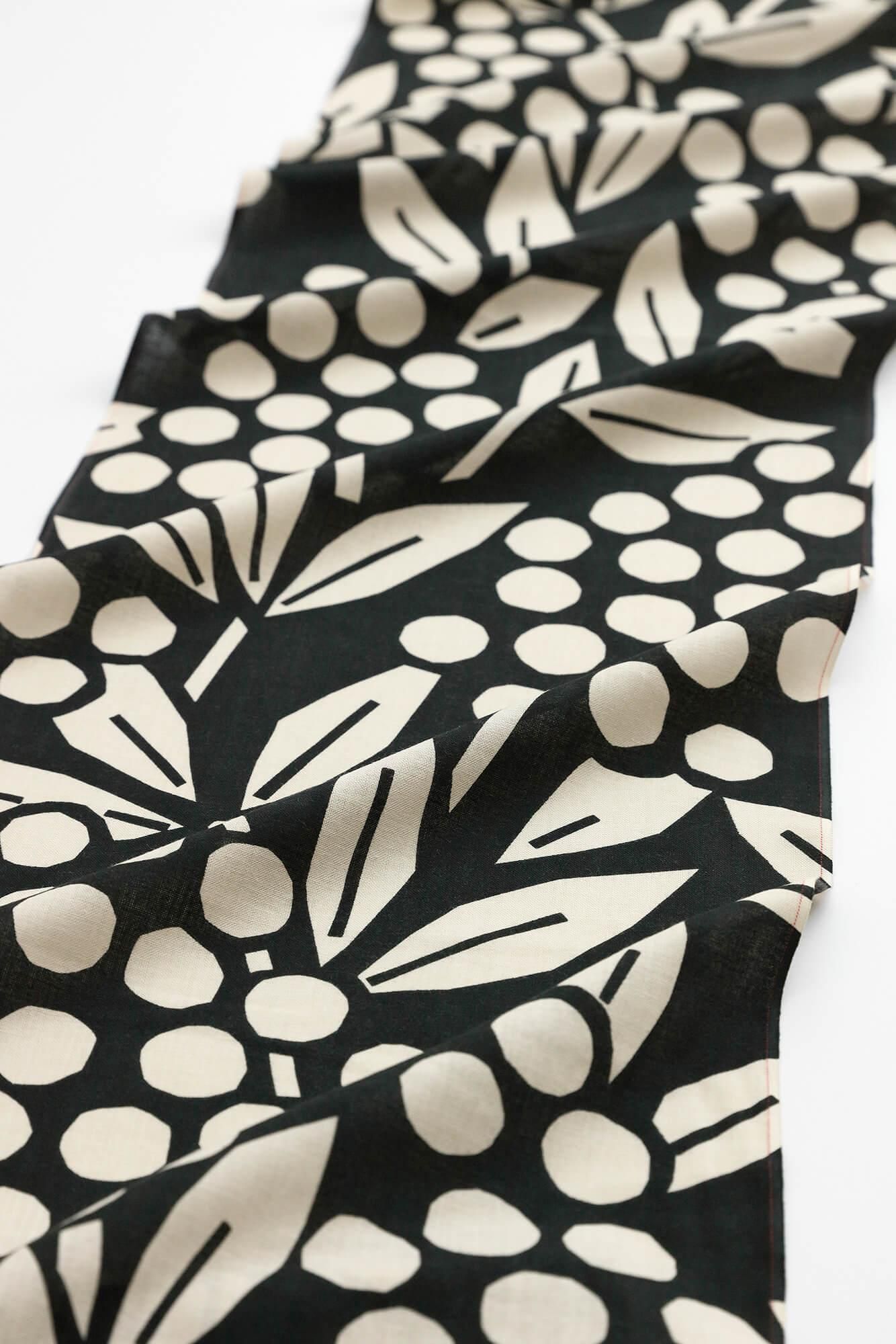 布料剪裁販售 （伊勢木棉 手巾）／南天竹 黑色（沒有產品）<50厘米