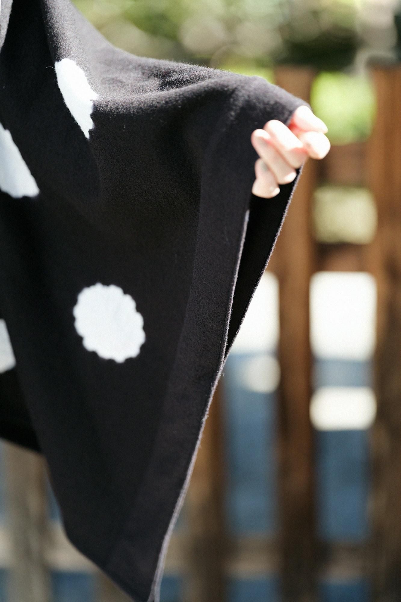 近清紮染 梳毛 強壓縮平針織 如月披風斗篷 短版／大圓點 黑色×淺灰色