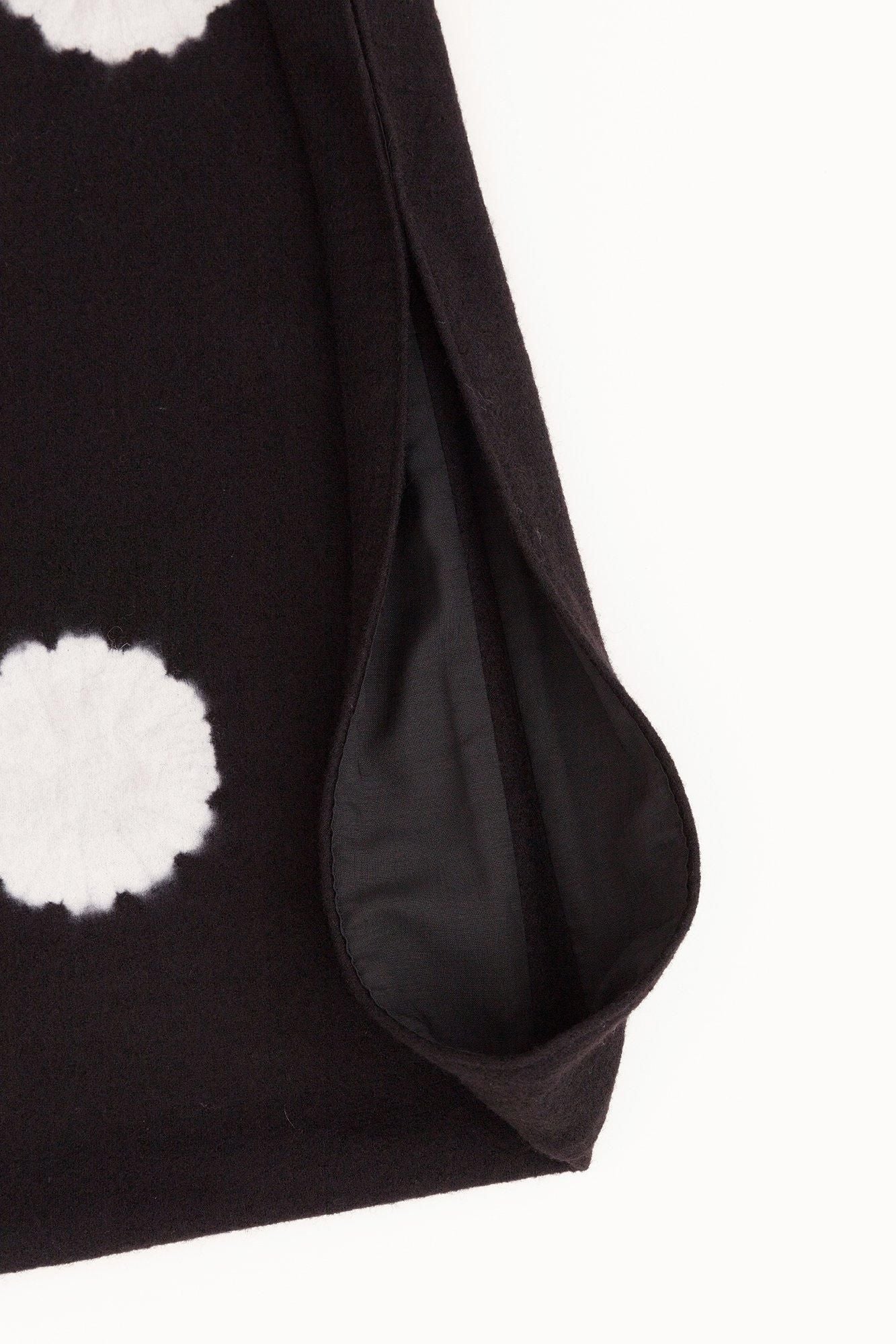 近清紮染 梳毛 強壓縮平針織 如月披風斗篷 短版／大圓點 黑色×淺灰色