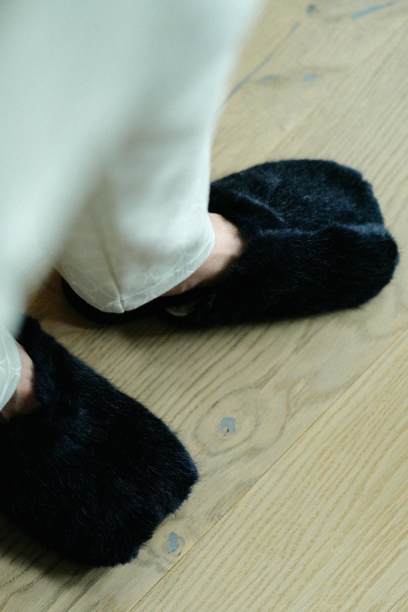 Faux Fur Slim Type Split Toe Slipper／Black Blue