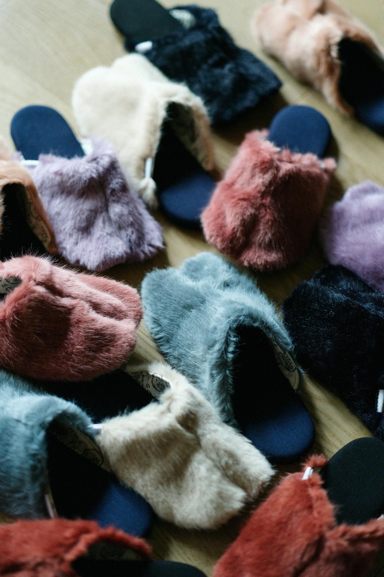 Faux Fur Slim Type Split Toe Slipper／Black Blue