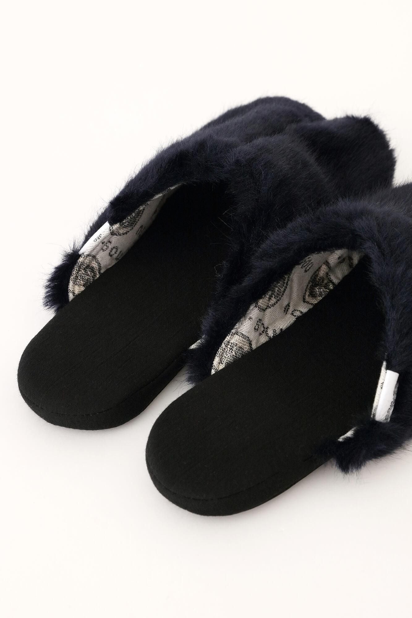Faux Fur Slim Type Split Toe Slipper／Black Blue