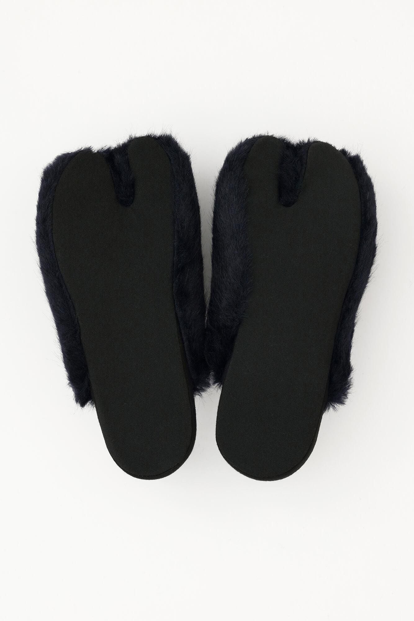 Faux Fur Slim Type Split Toe Slipper／Black Blue