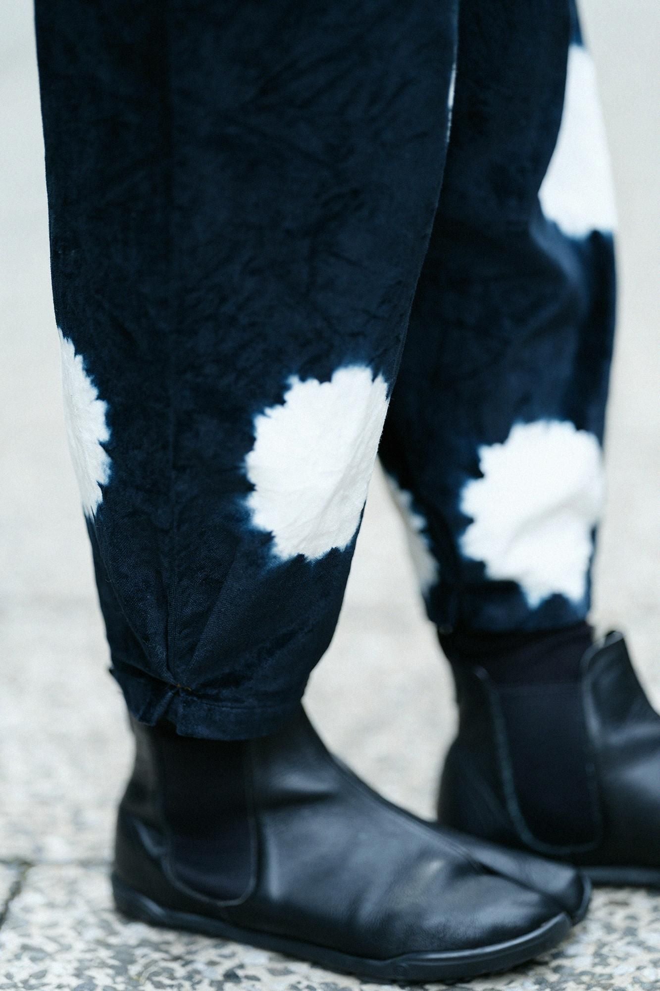 Konsei Tie-dye Blue Green Cotton-linen Blend Monpe Workers Pants / Large Polka Dots Black x Raw White