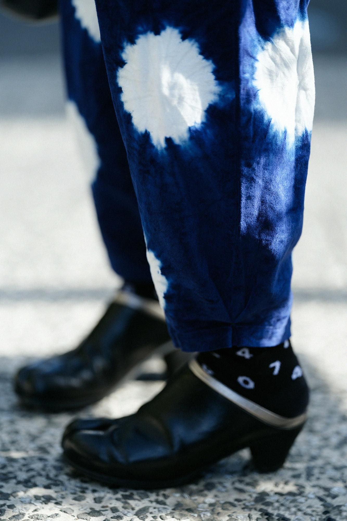 Konsei Tie-dye Blue Green Cotton-linen Blend Monpe Workers Pants / Large Polka Dots Prussian Blue x Raw White