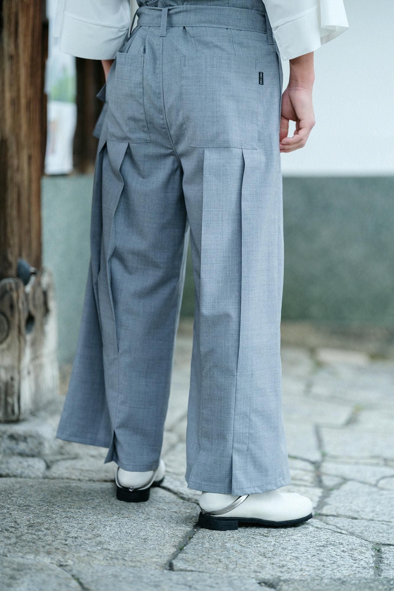 梳毛（そもう） 袴形（はかまなり） 袷（あわせ）／鈍色（にびいろ）