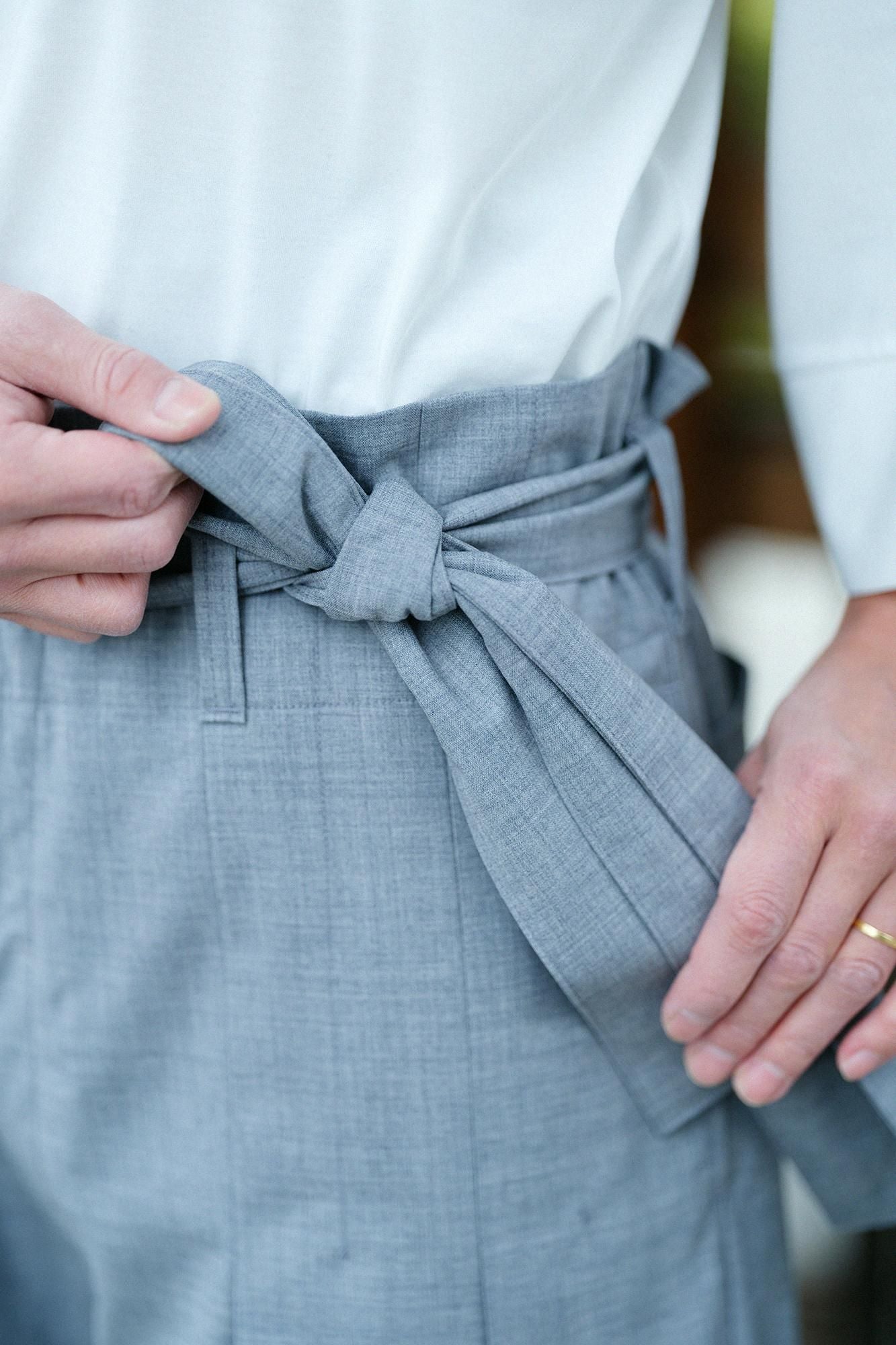 梳毛（そもう） 袴形（はかまなり） 袷（あわせ）／鈍色（にびいろ）