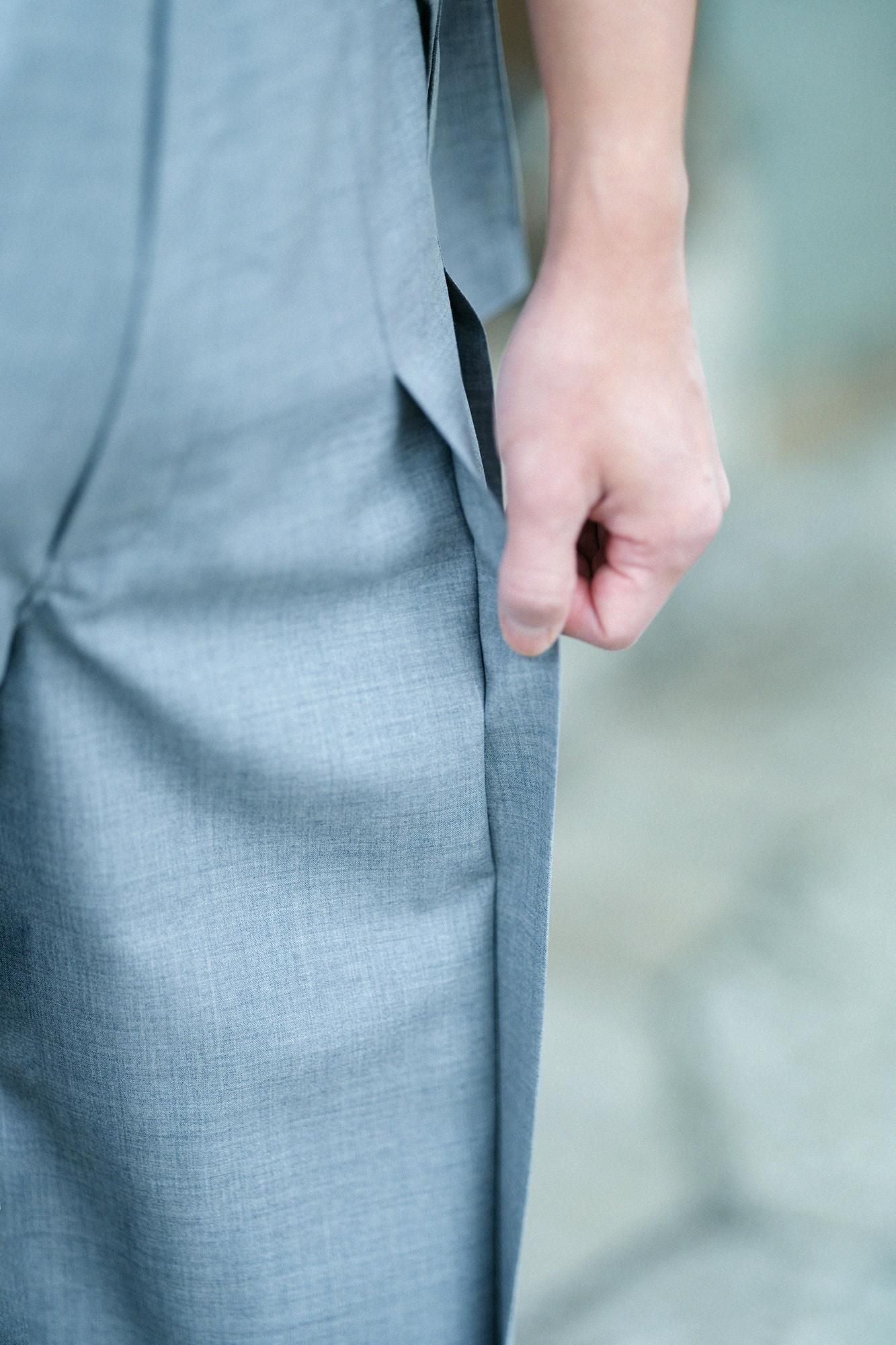 梳毛（そもう） 袴形（はかまなり） 袷（あわせ）／鈍色（にびいろ）