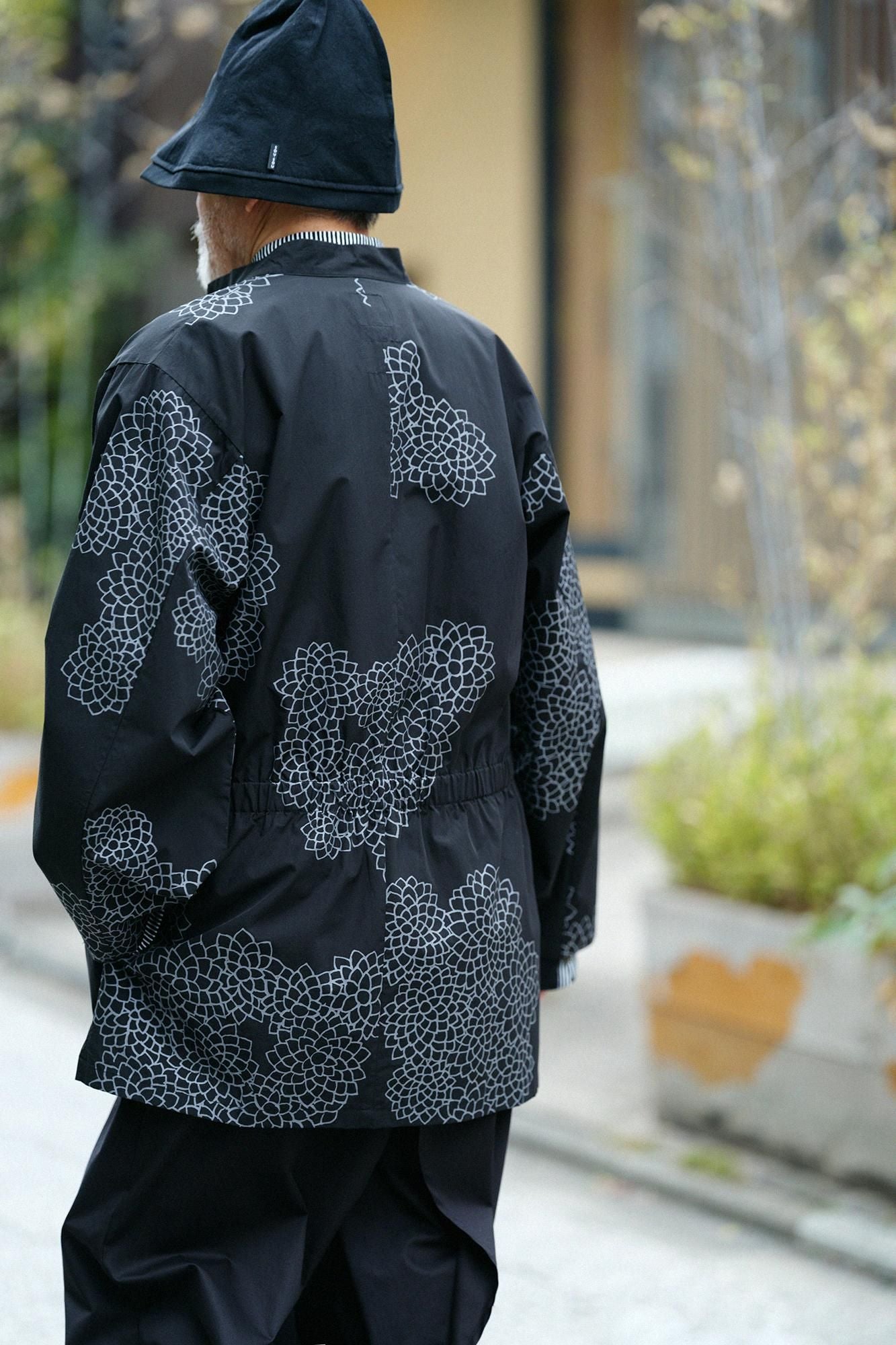 Typewriter Cloth Samue Worker Jacket / Chrysanthemum in Clouds Black