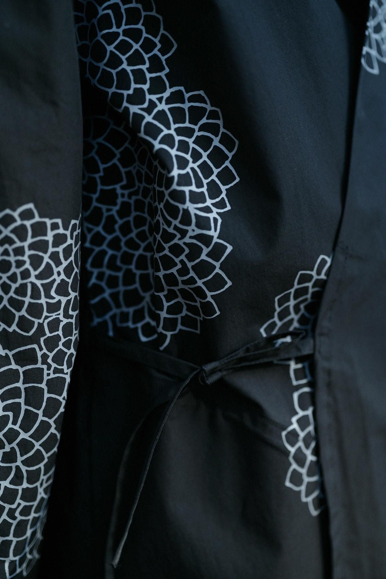 Typewriter Cloth Samue Worker Jacket / Chrysanthemum in Clouds Black