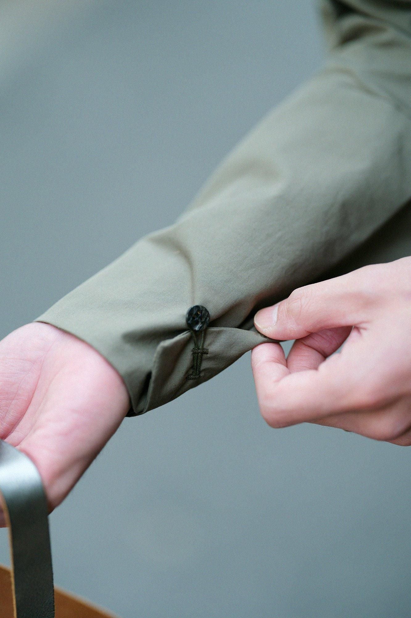 棉布立領筒形袖襯衫／茶褐色