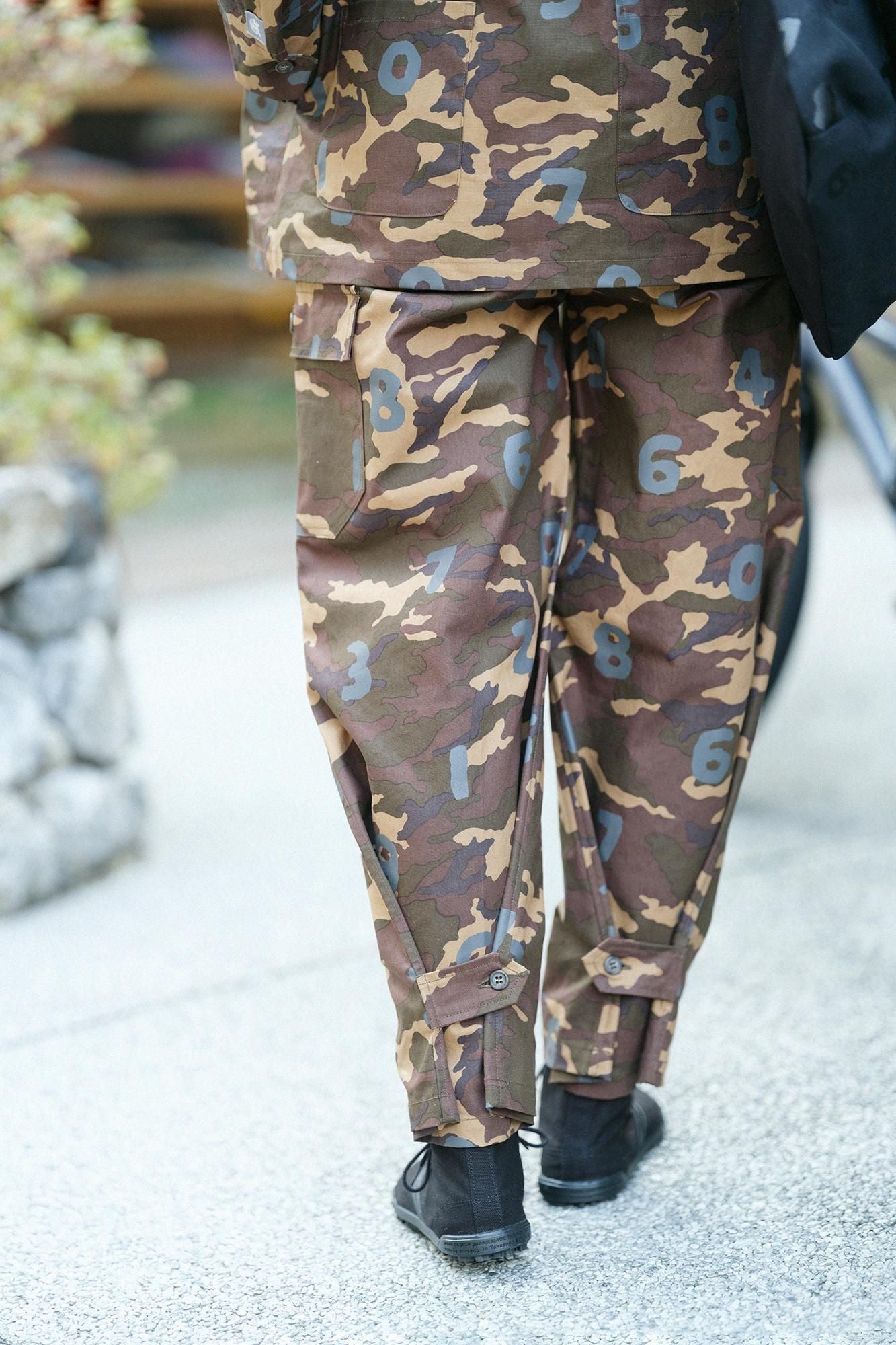 コットンキャンバス カーゴパンツ／camo SO-SU-U 桑染（くわぞめ）