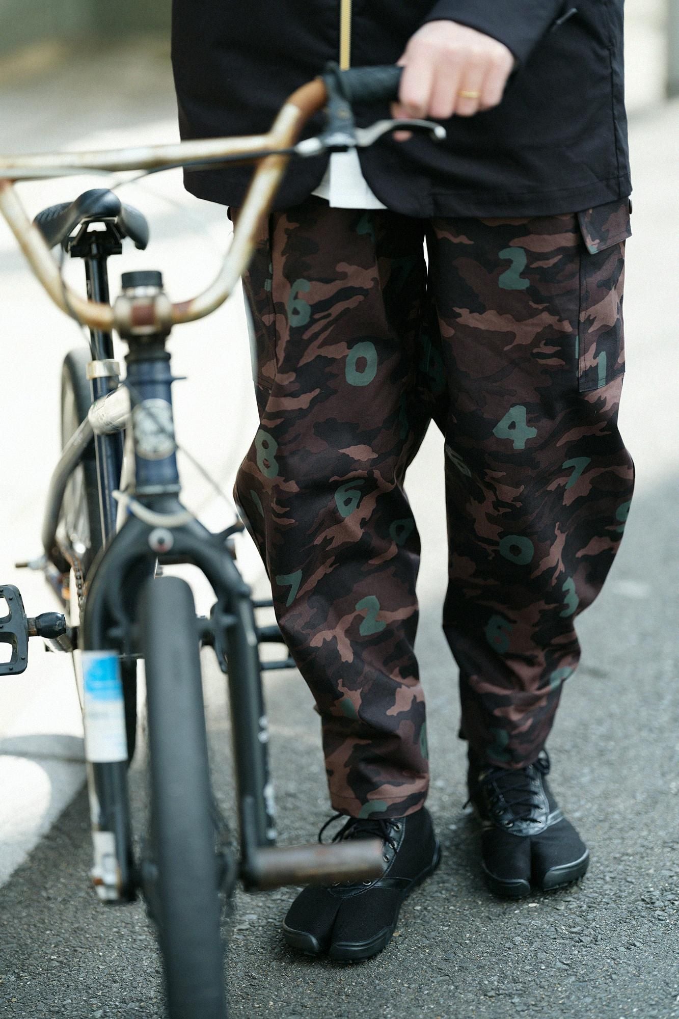 コットンキャンバス カーゴパンツ／camo SO-SU-U 銀煤竹（ぎんすすたけ）