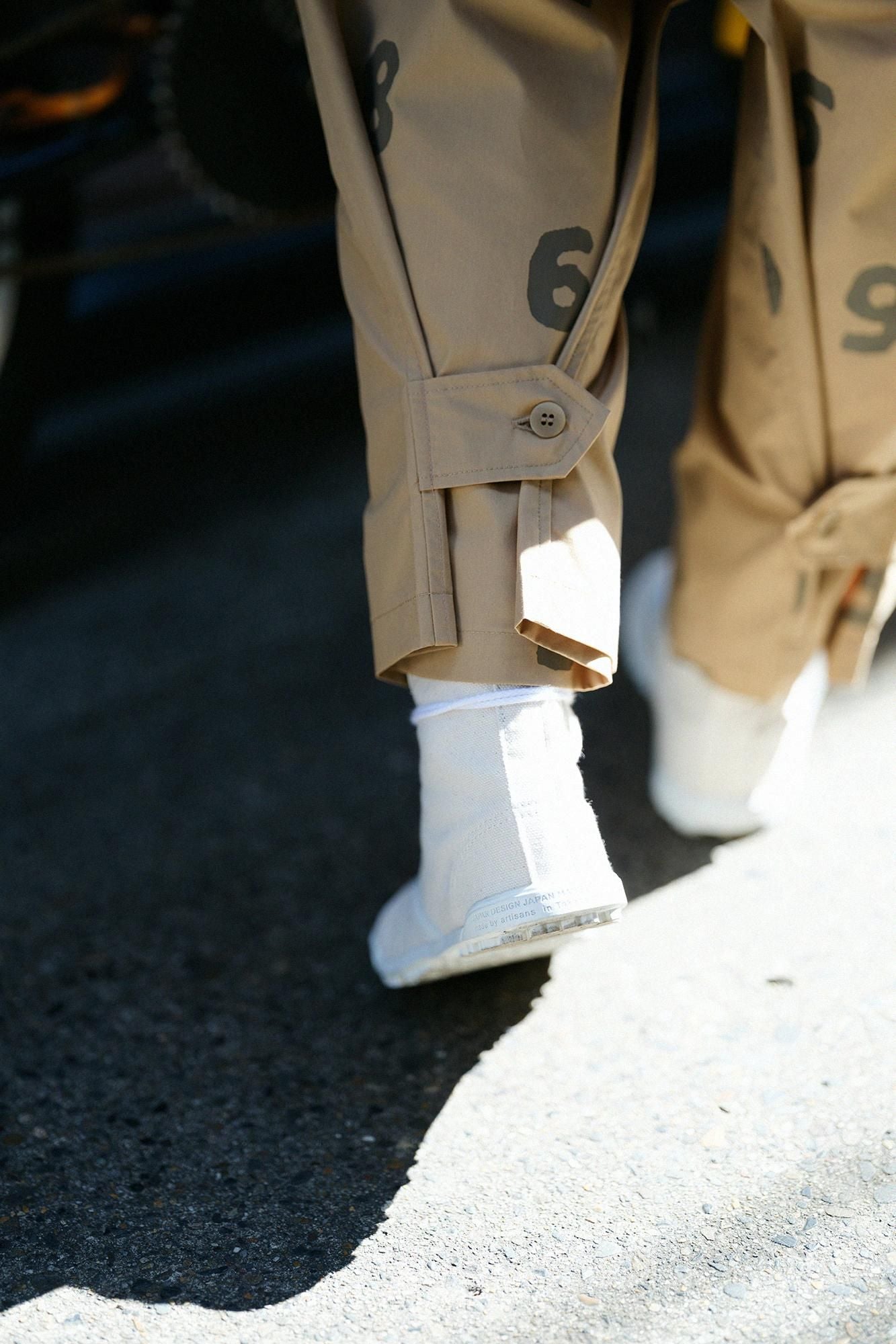 高密度 タイプライタークロス カーゴパンツ／ビスケット×SO-SU-U