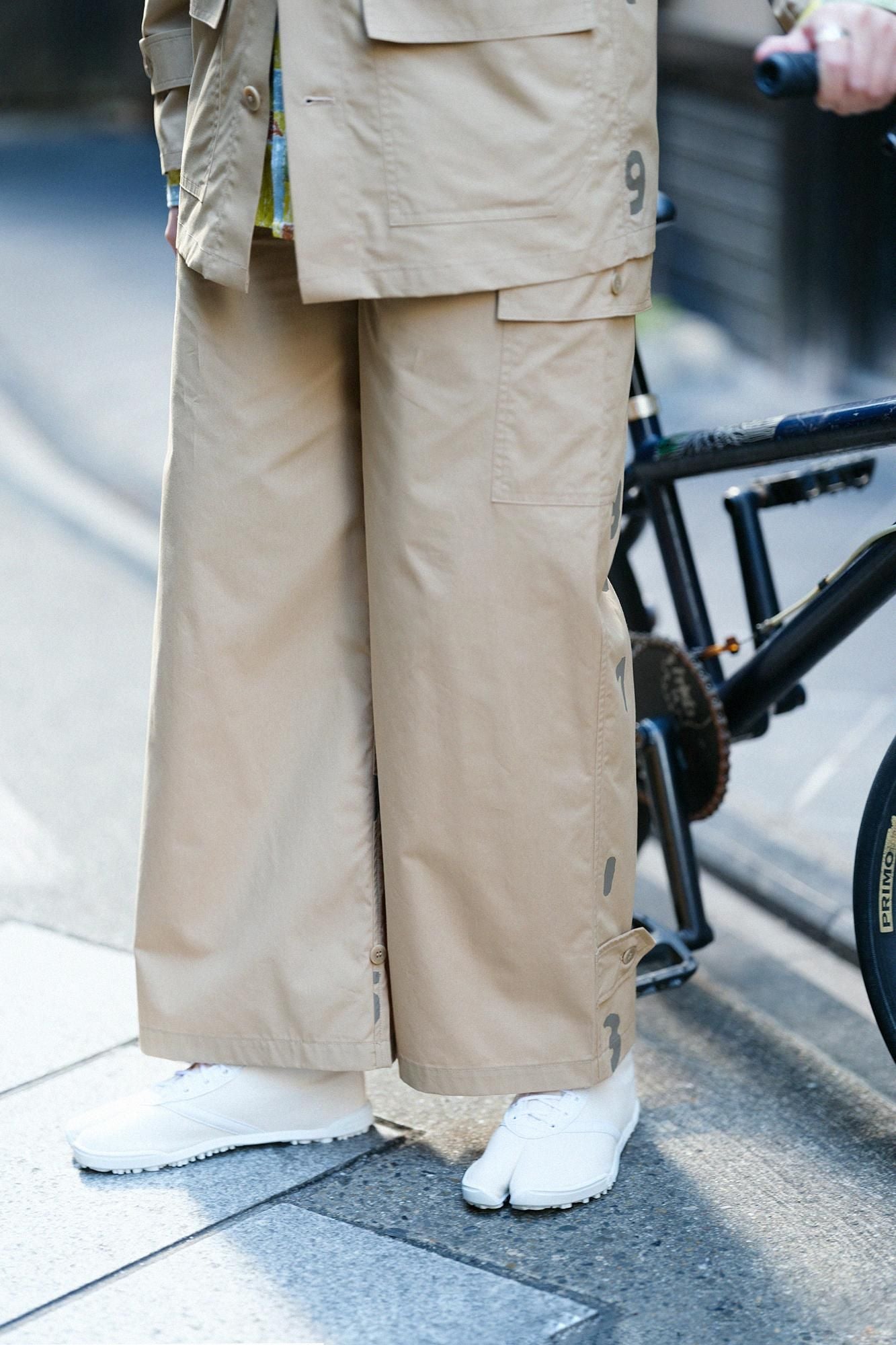 高密度 タイプライタークロス カーゴパンツ／ビスケット×SO-SU-U