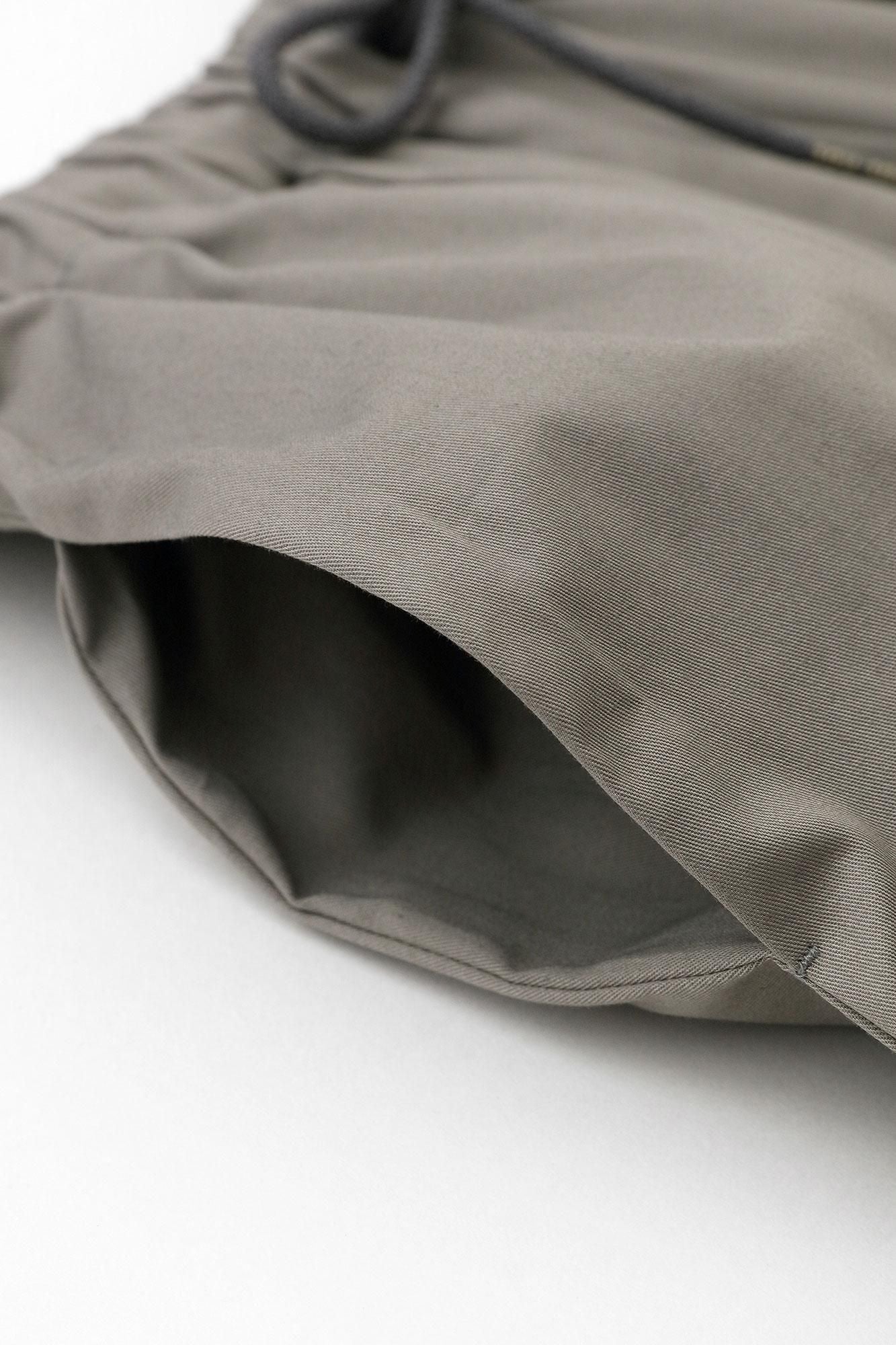 [Nur online] 30 einzelne Gabardine-Hosen mit schmal zulaufendem Bein/matte Farbe (Nibi-Iro)