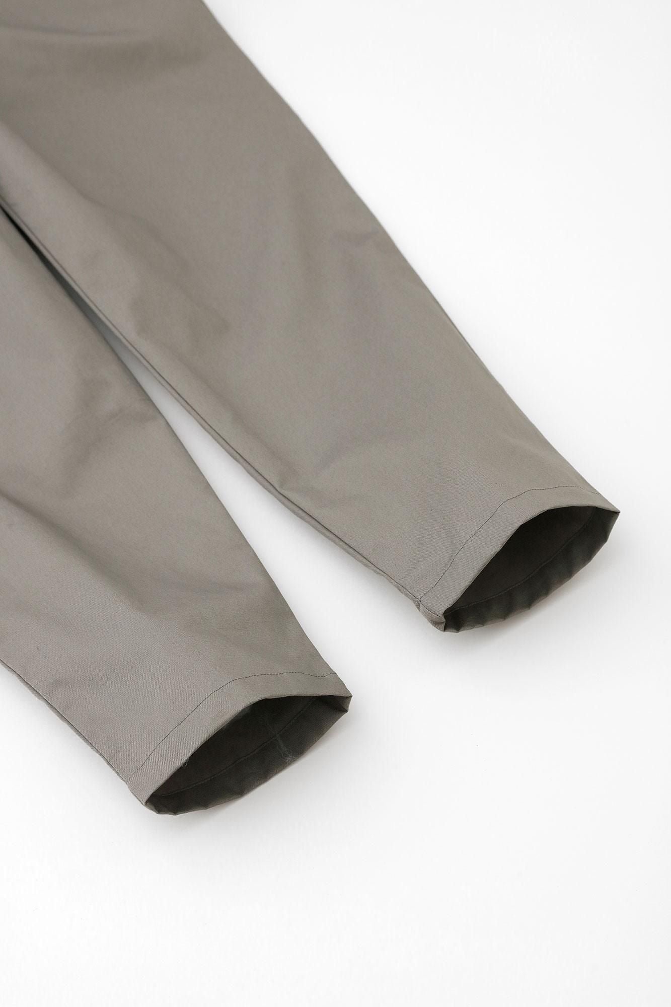 [Nur online] 30 einzelne Gabardine-Hosen mit schmal zulaufendem Bein/matte Farbe (Nibi-Iro)