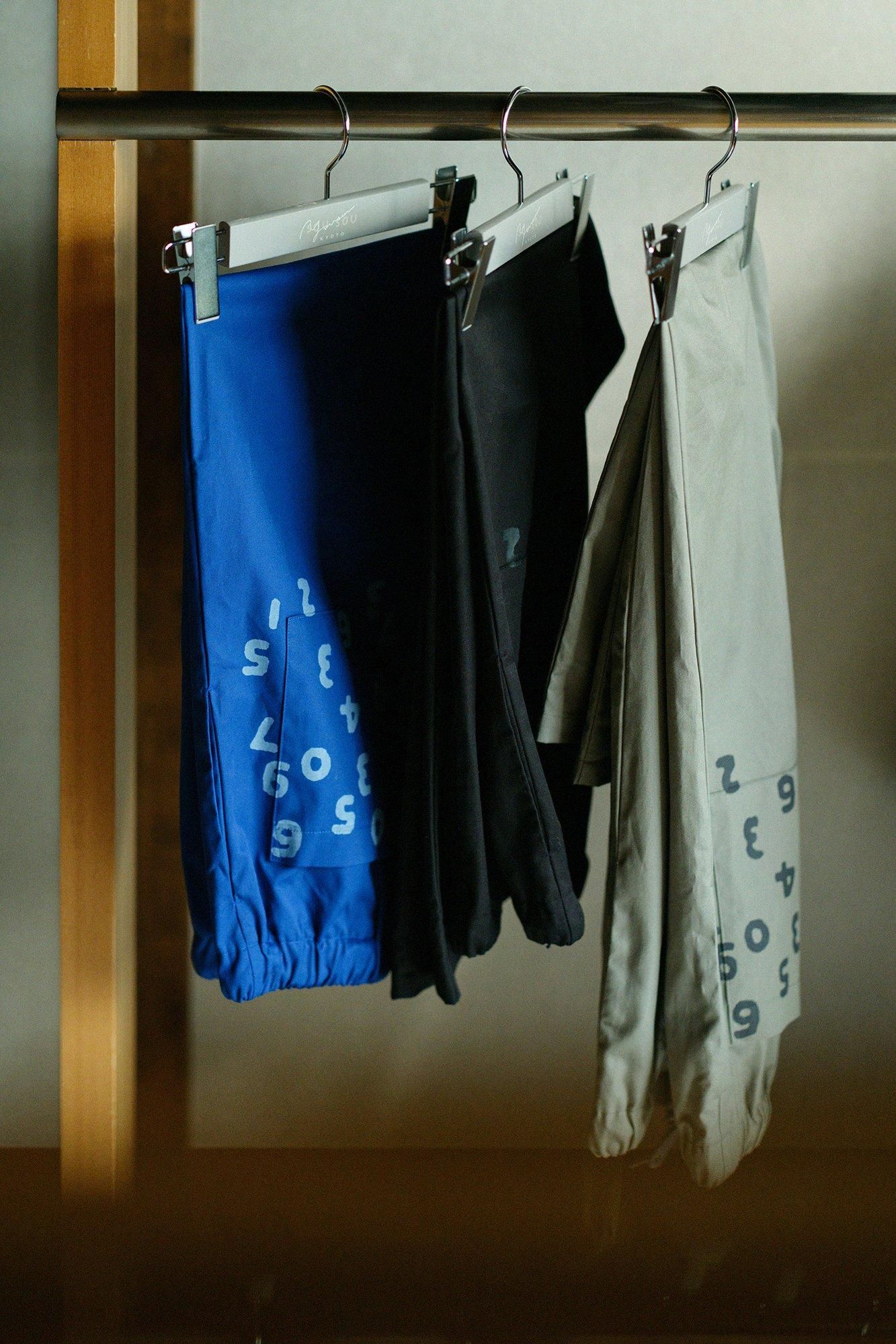 [Nur online] 30 einzelne Gabardine-Hosen mit schmal zulaufendem Bein/matte Farbe (Nibi-Iro)