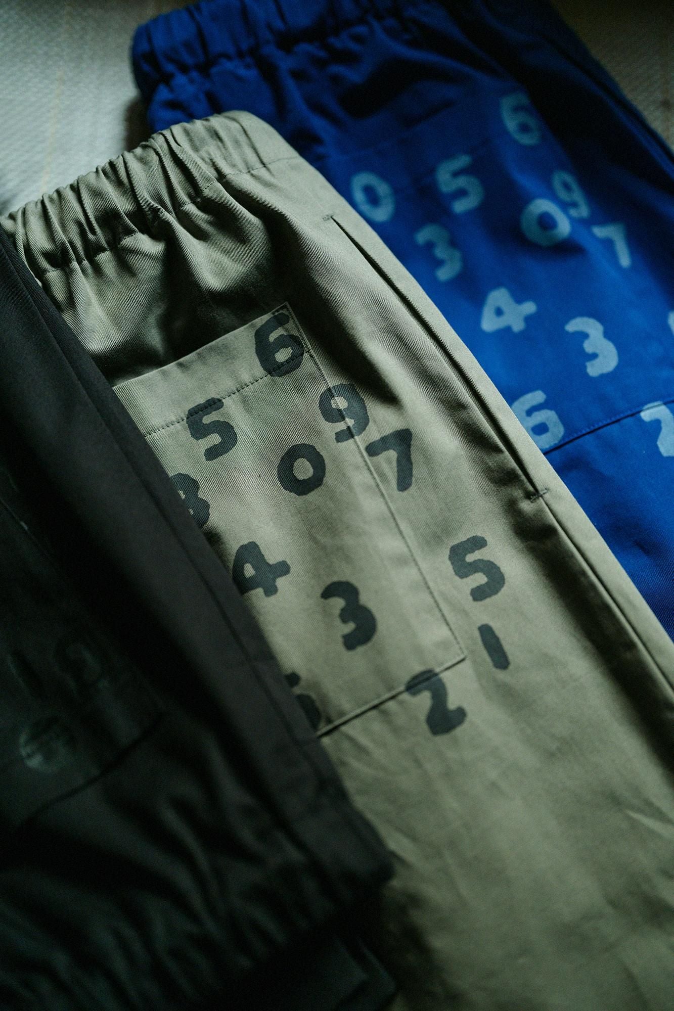 [Nur online] 30 einzelne Gabardine-Hosen mit schmal zulaufendem Bein/matte Farbe (Nibi-Iro)