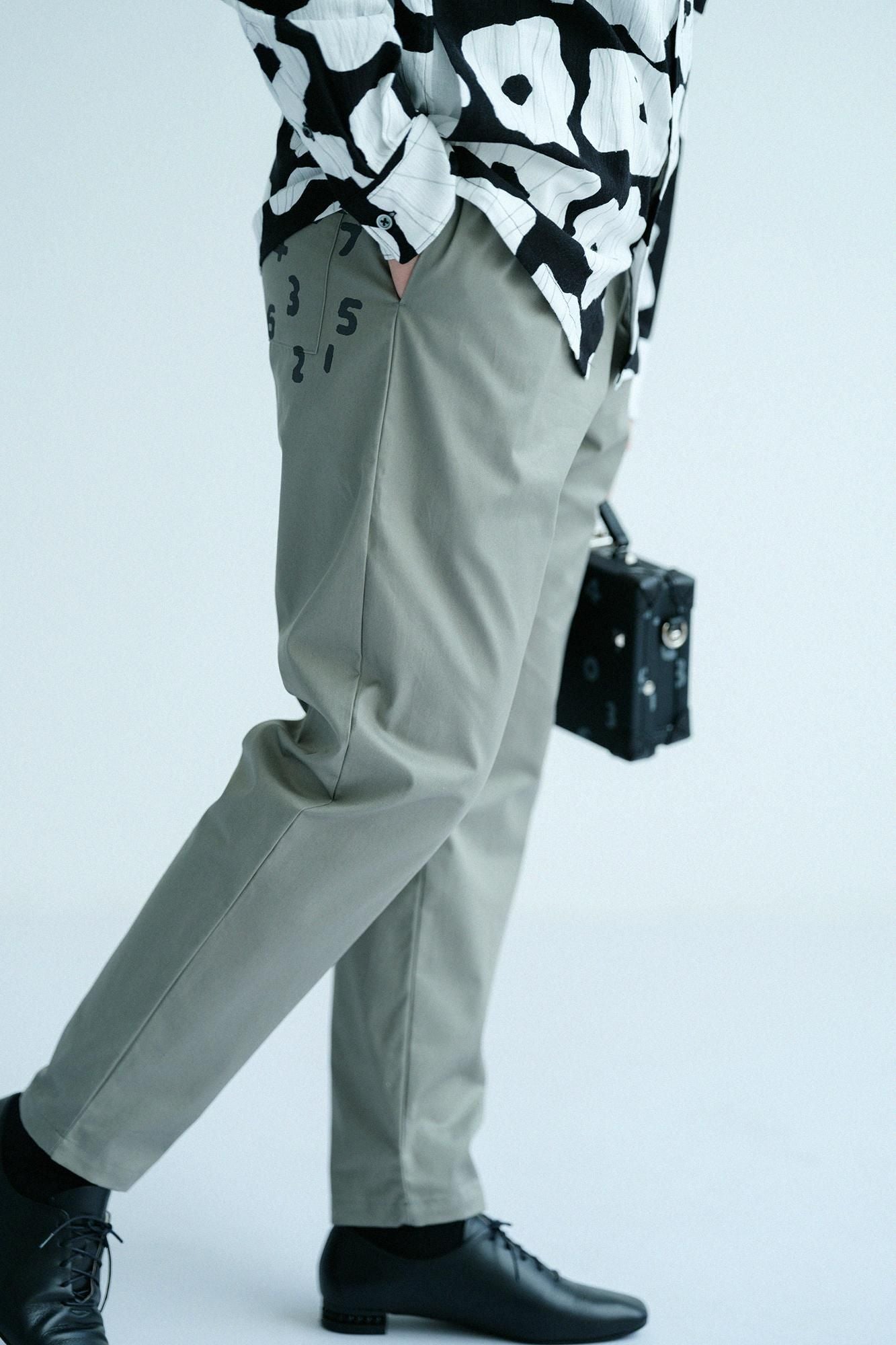 [Nur online] 30 einzelne Gabardine-Hosen mit schmal zulaufendem Bein/matte Farbe (Nibi-Iro)