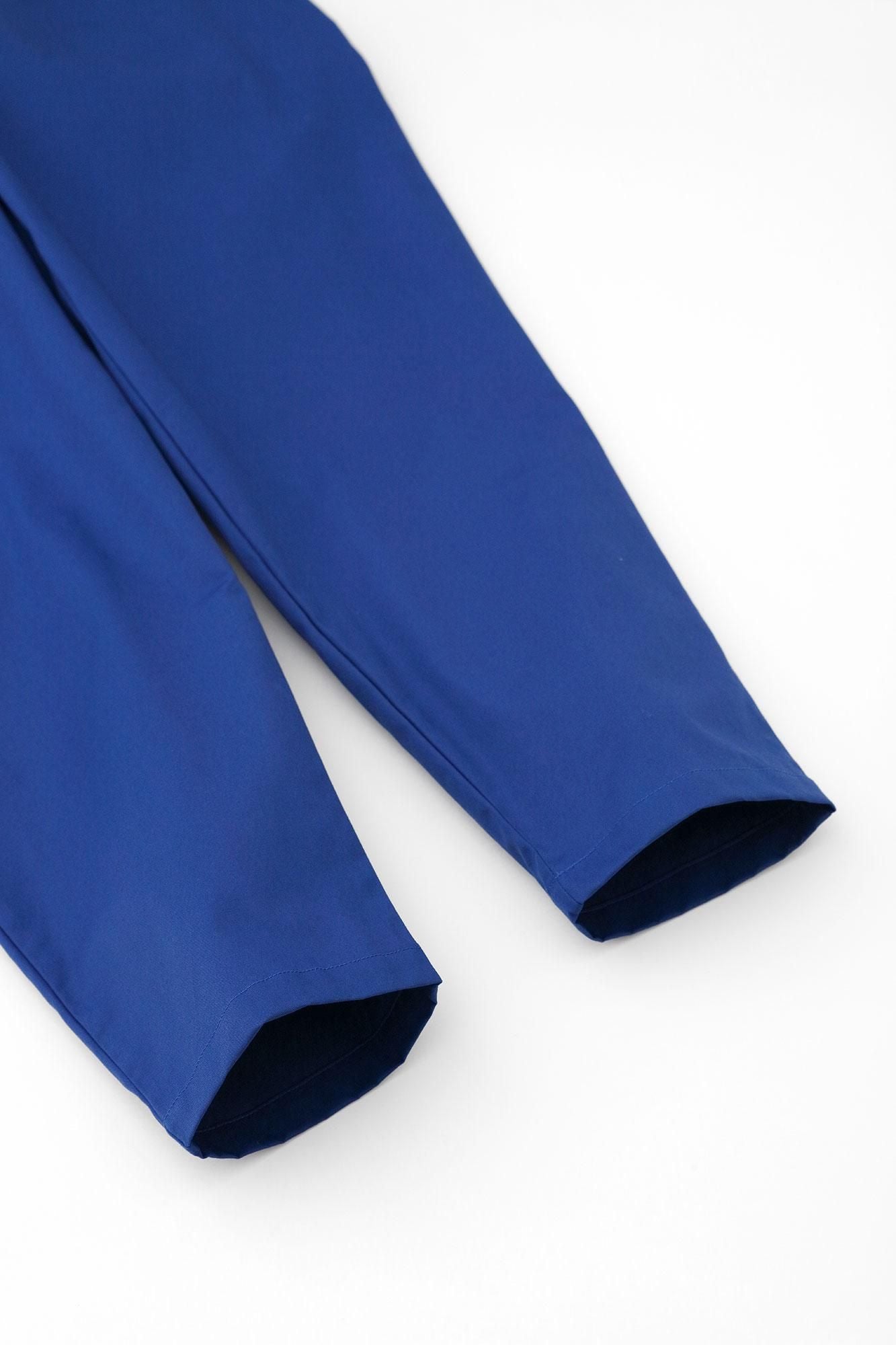 [Nur online] 30 einzelne, leicht zulaufende Hosen aus Gabardine/Ruriiro