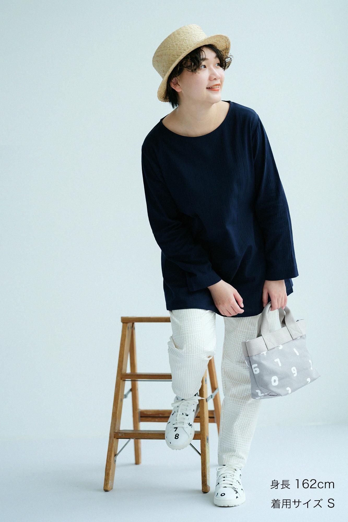 Leicht zulaufende Hose aus hochdichtem Chinostoff/Kumiko Kijiro