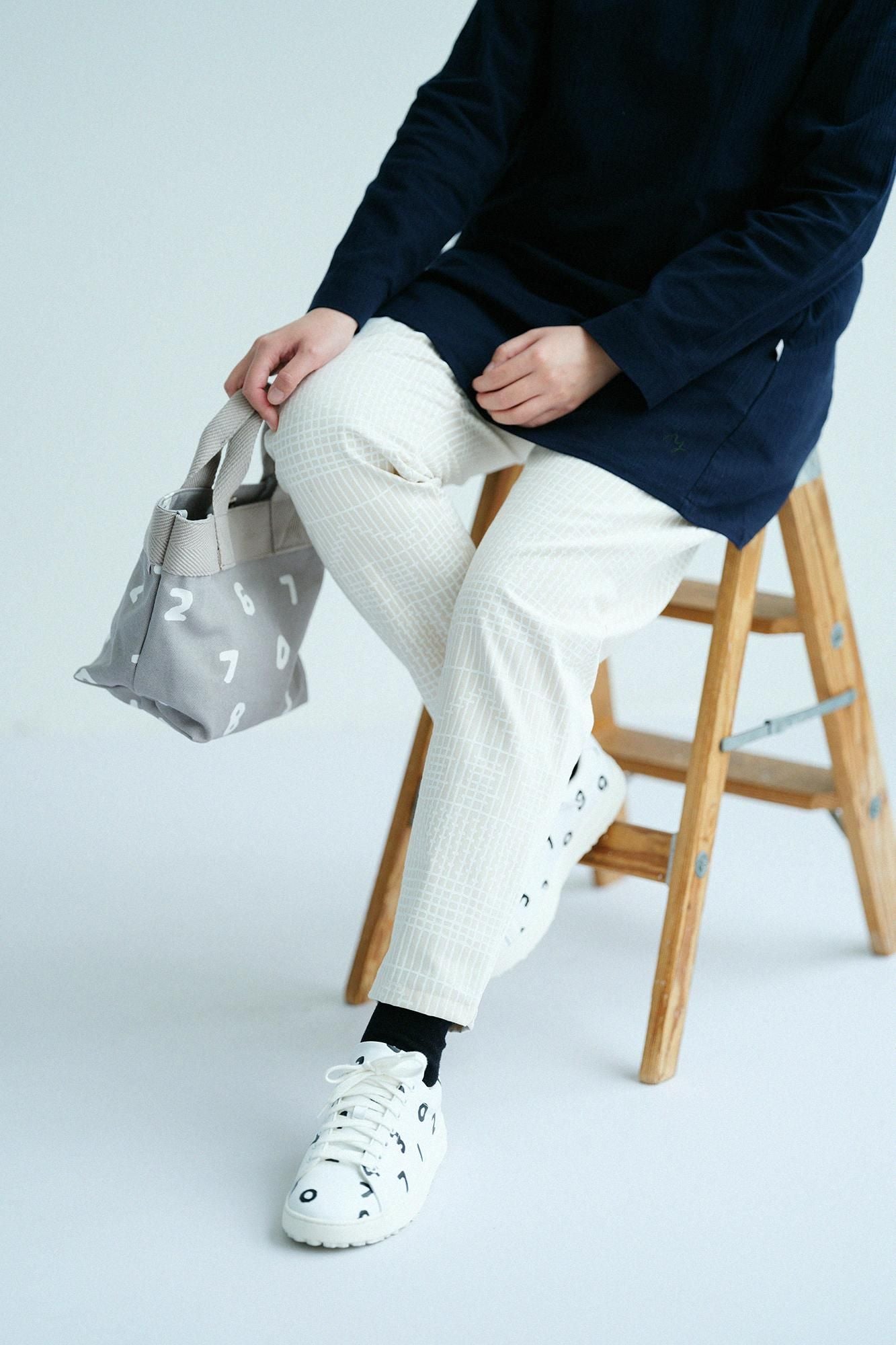 Leicht zulaufende Hose aus hochdichtem Chinostoff/Kumiko Kijiro