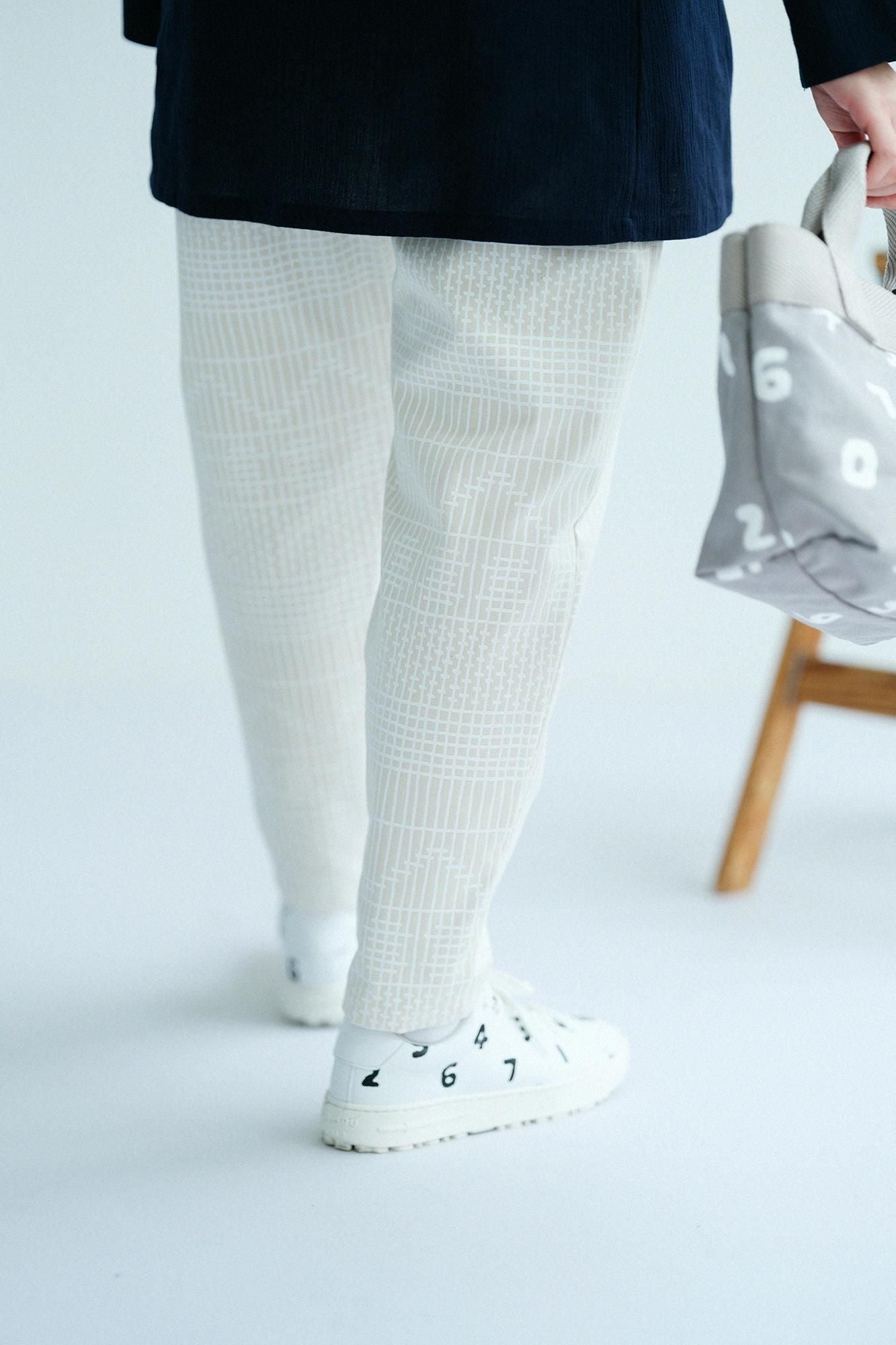 Leicht zulaufende Hose aus hochdichtem Chinostoff/Kumiko Kijiro