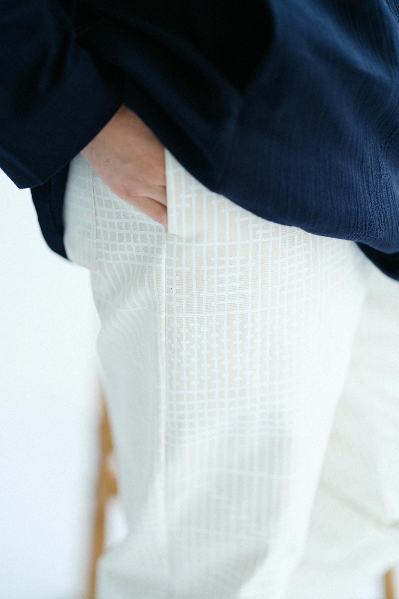 Leicht zulaufende Hose aus hochdichtem Chinostoff/Kumiko Kijiro