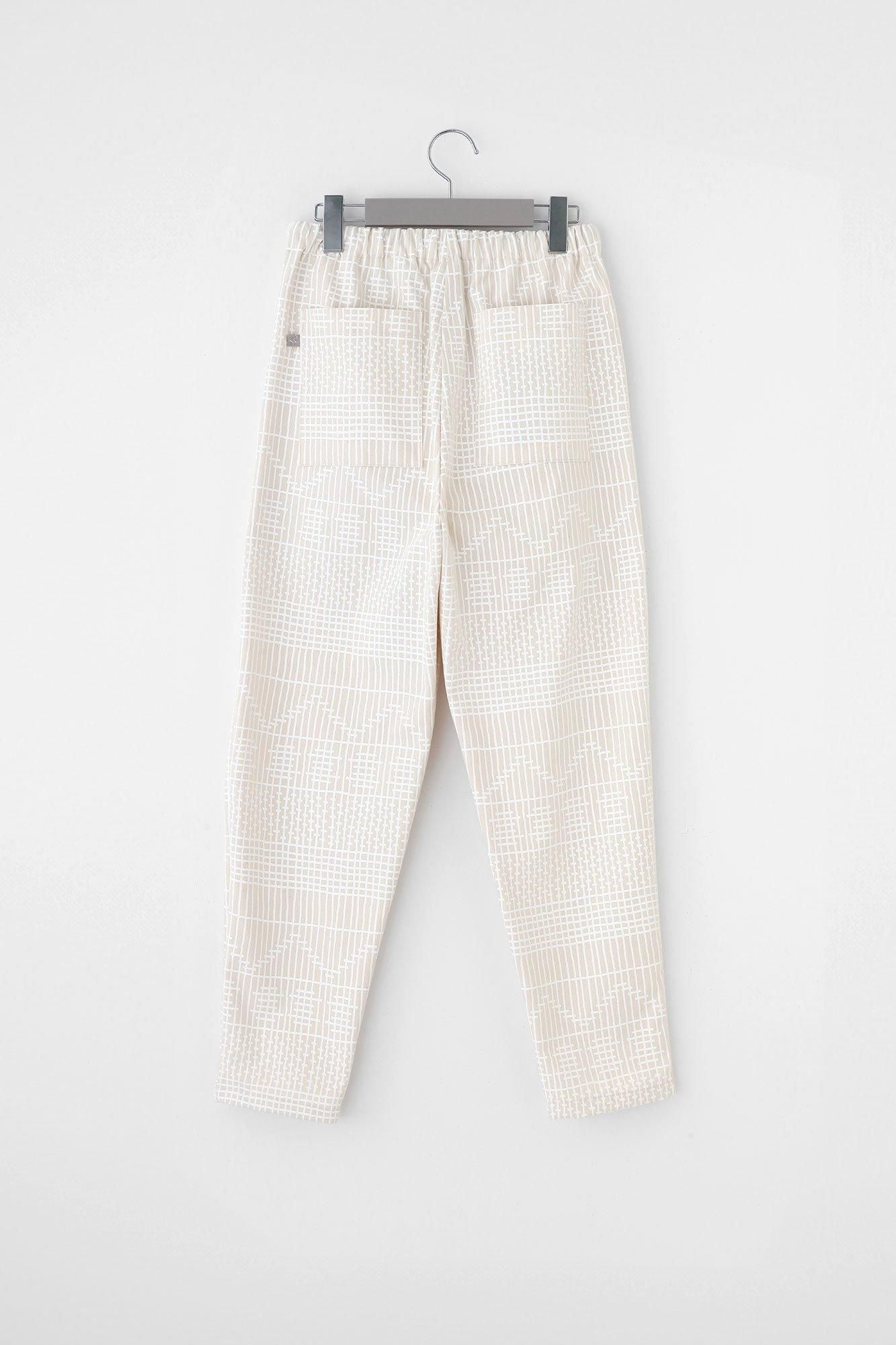 Leicht zulaufende Hose aus hochdichtem Chinostoff/Kumiko Kijiro