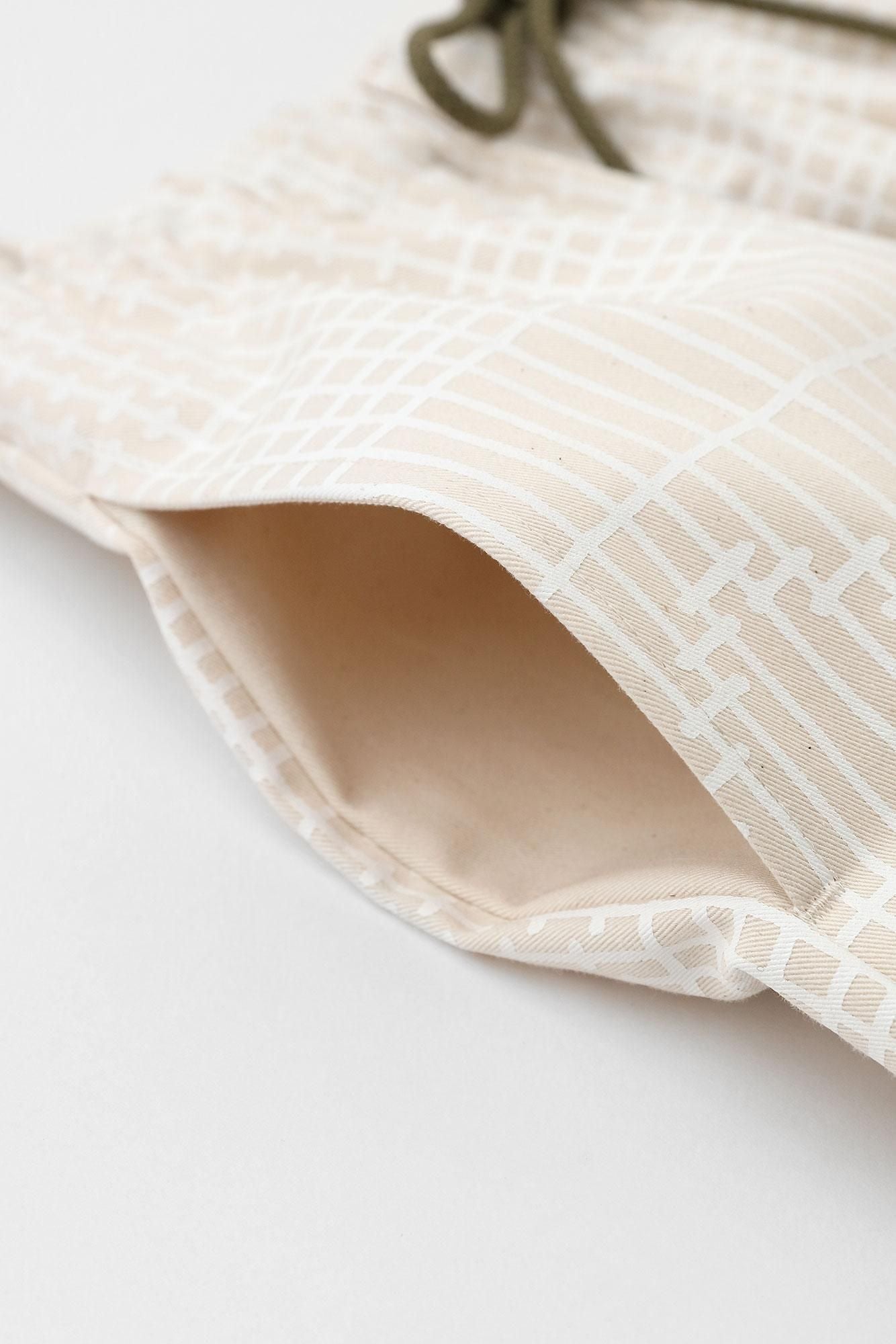 Leicht zulaufende Hose aus hochdichtem Chinostoff/Kumiko Kijiro