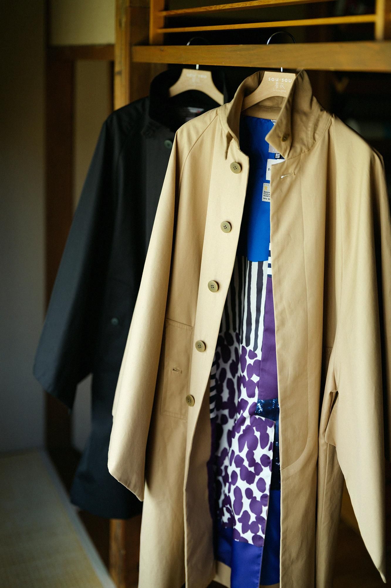 ソウソウ　タグ付き新品　綾織 角袖ステンカラーコート／濡羽色×芍薬 ソウソウ タグ付き新品 綾織 角袖ステンカラーコート／濡羽色