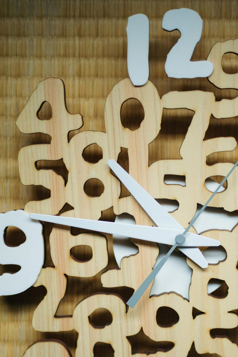 Hinoki Hinoki Wanduhr und Teekanne