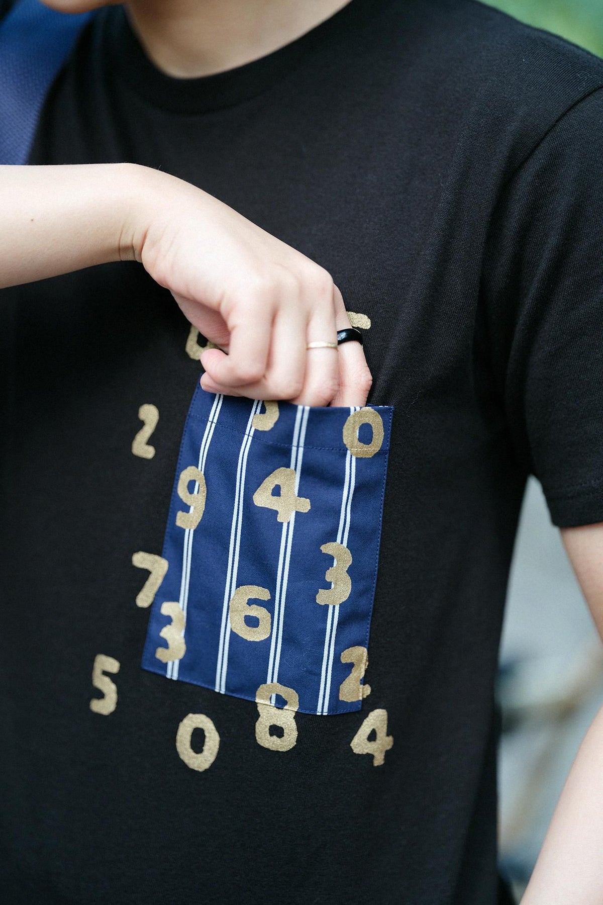 【4月28日頃発送予定】半袖 ポケットTシャツ[5.0]／ブラック×SO-SU-U昆2（こん）
