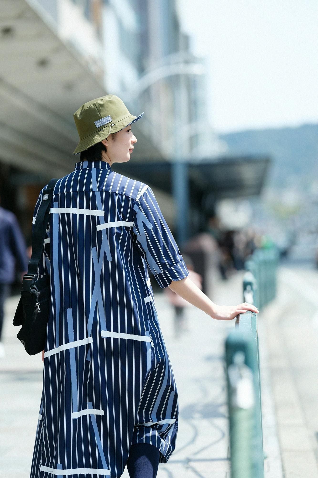 缎纹条纹可逆自行车帽/so-su-u灰蓝色（haiao）