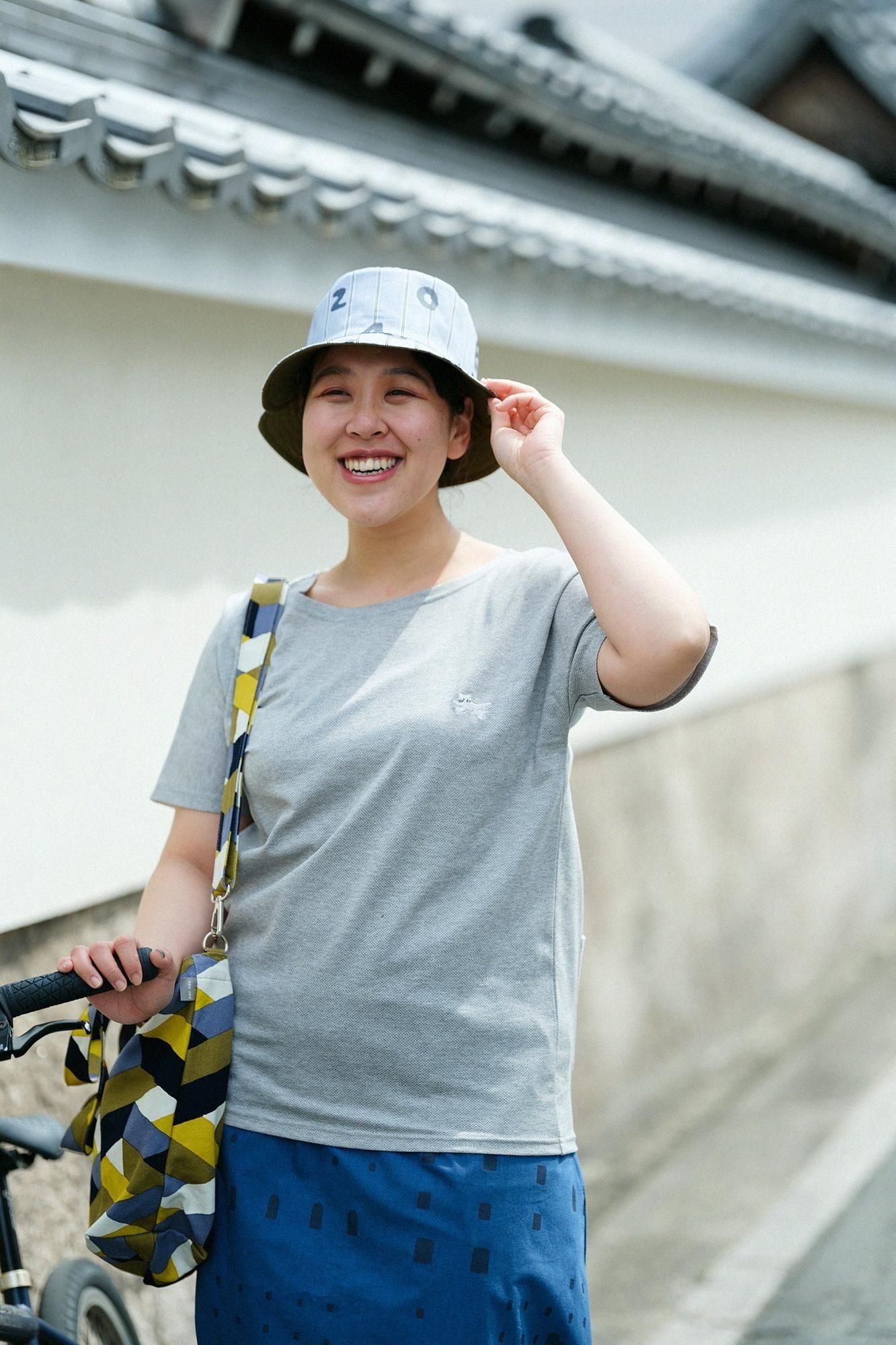 缎纹条纹可逆自行车帽/so-su-u灰蓝色（haiao）