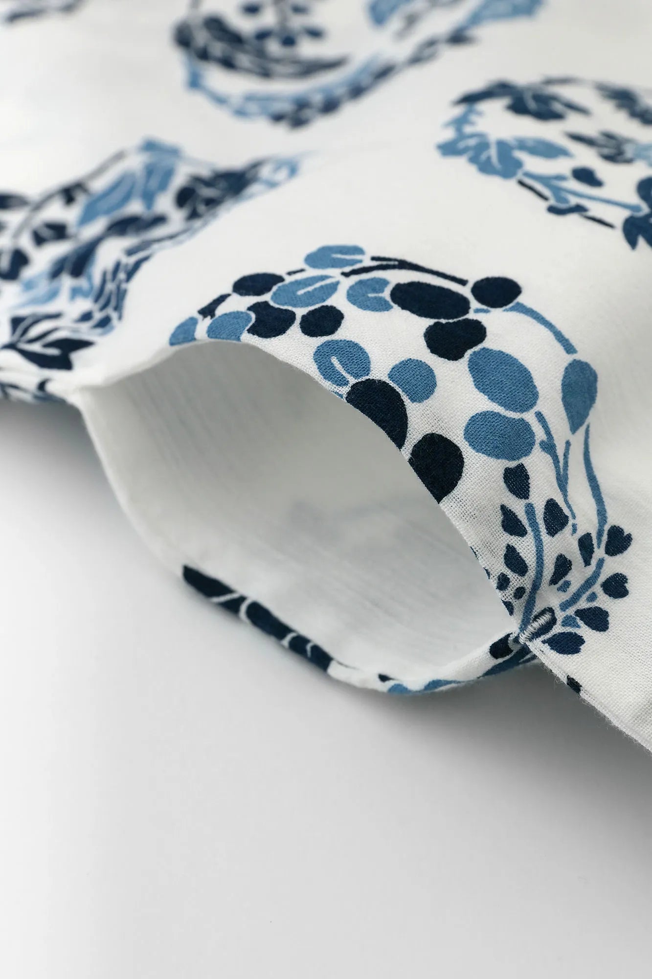 [Expédition prévue vers le 23 juin] Takashima Jiji 20/20 Teinture indigo (Ainasen) Vêtement rectangulaire (Chouhoukei) / Motif Hanamaru (Hanamaru Monyo)