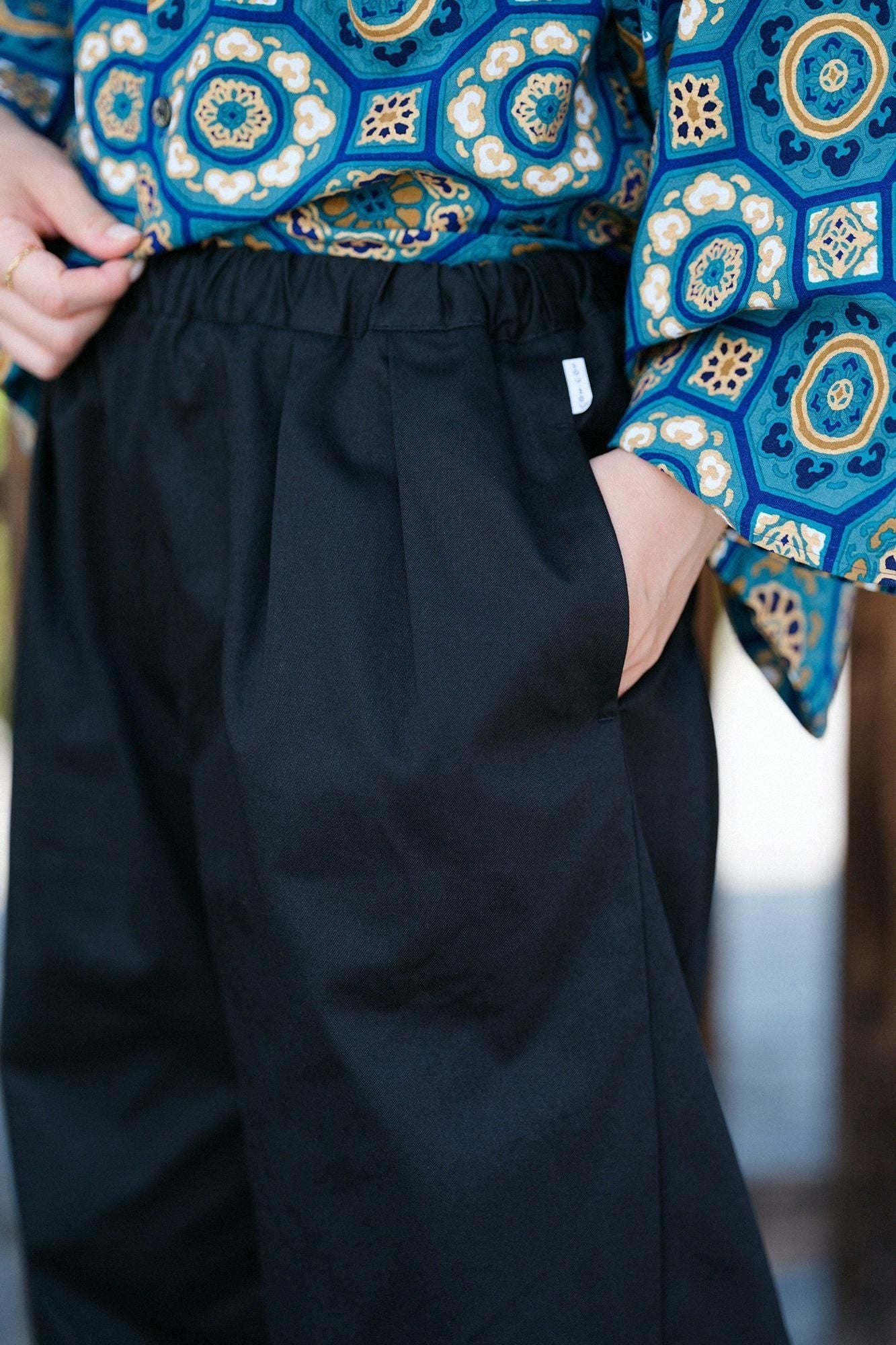 高密度 綾織（あやおり） 二ノ襞（にのひだ）もんぺ つぼみ／濡羽色（ぬればいろ）