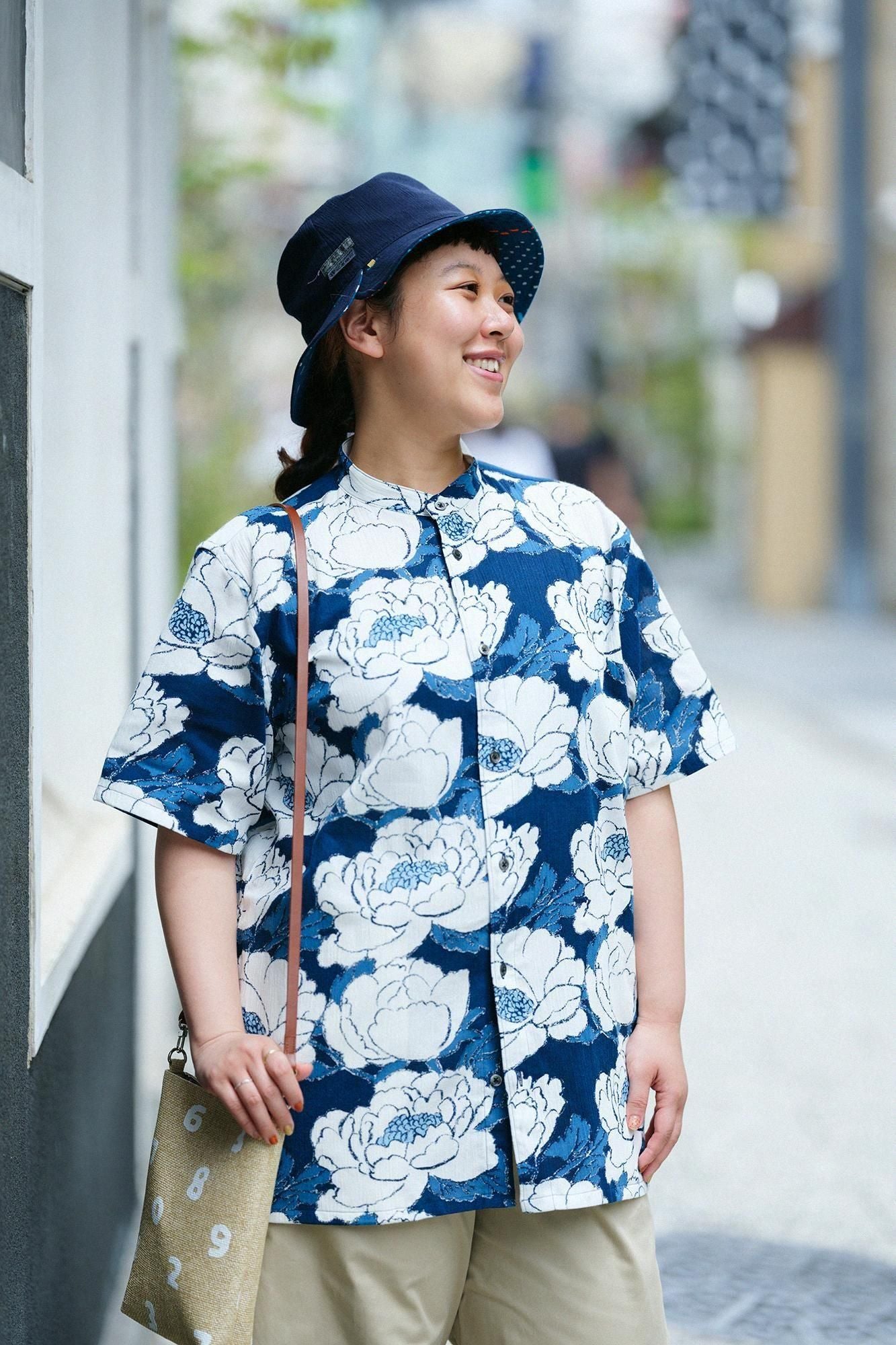 SOU SOU 高島縮 20/20 藍捺染 スタンドカラー半袖シャツ 牡丹華 L net限定】高島縮 20/20 藍捺染（あいなせん） スタンドカラー