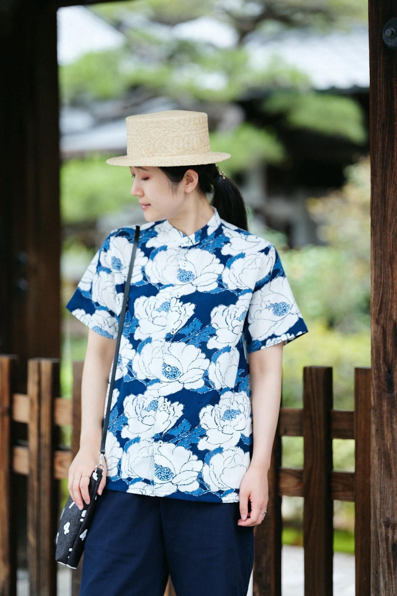 SOU SOU 高島縮 20/20 藍捺染 スタンドカラー半袖シャツ 牡丹華 L net限定】高島縮 20/20 藍捺染(あいなせん) スタンドカラー