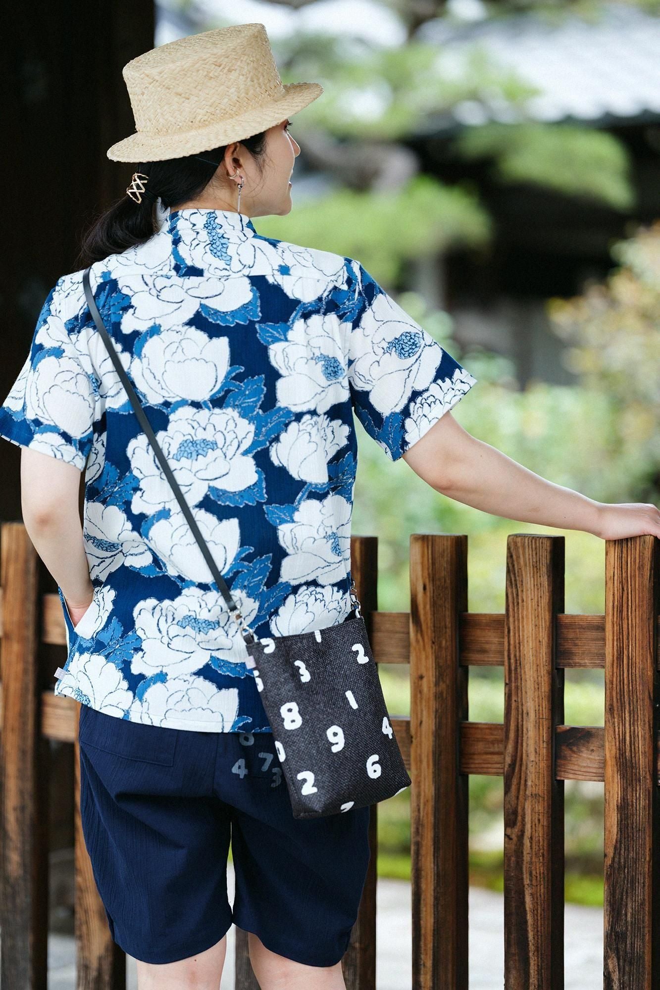 SOU SOU 高島縮 20/20 藍捺染 スタンドカラー半袖シャツ 牡丹華 L net限定】高島縮 20/20 藍捺染（あいなせん） スタンドカラー