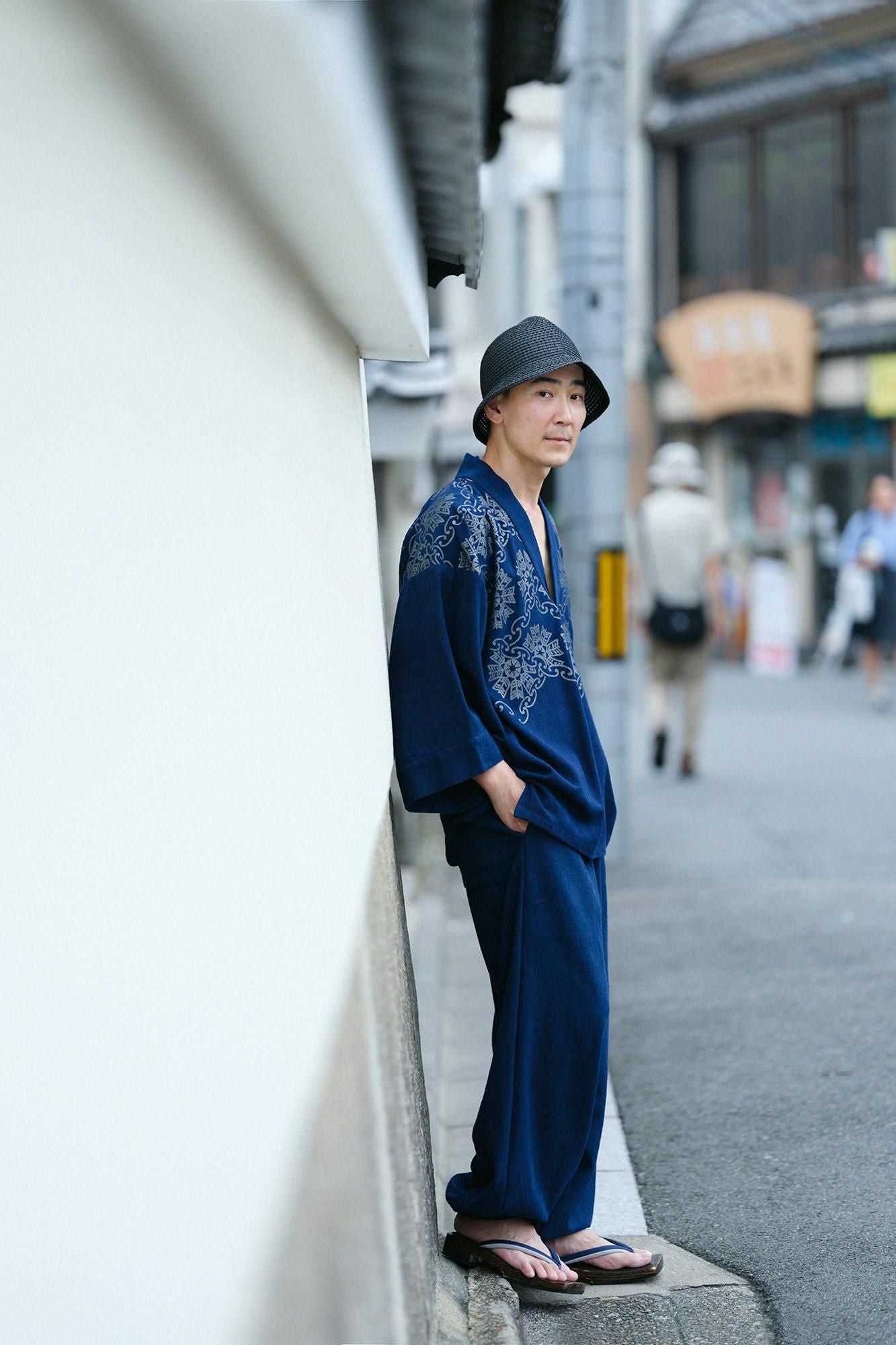 綿シルク 風靡（ふうび） 襯衣（しんい） 首抜き文様（くびぬきもんよう）／環繋ぎ矢車文（かんつなぎやぐるまもん） 写し（うつし） インディゴ