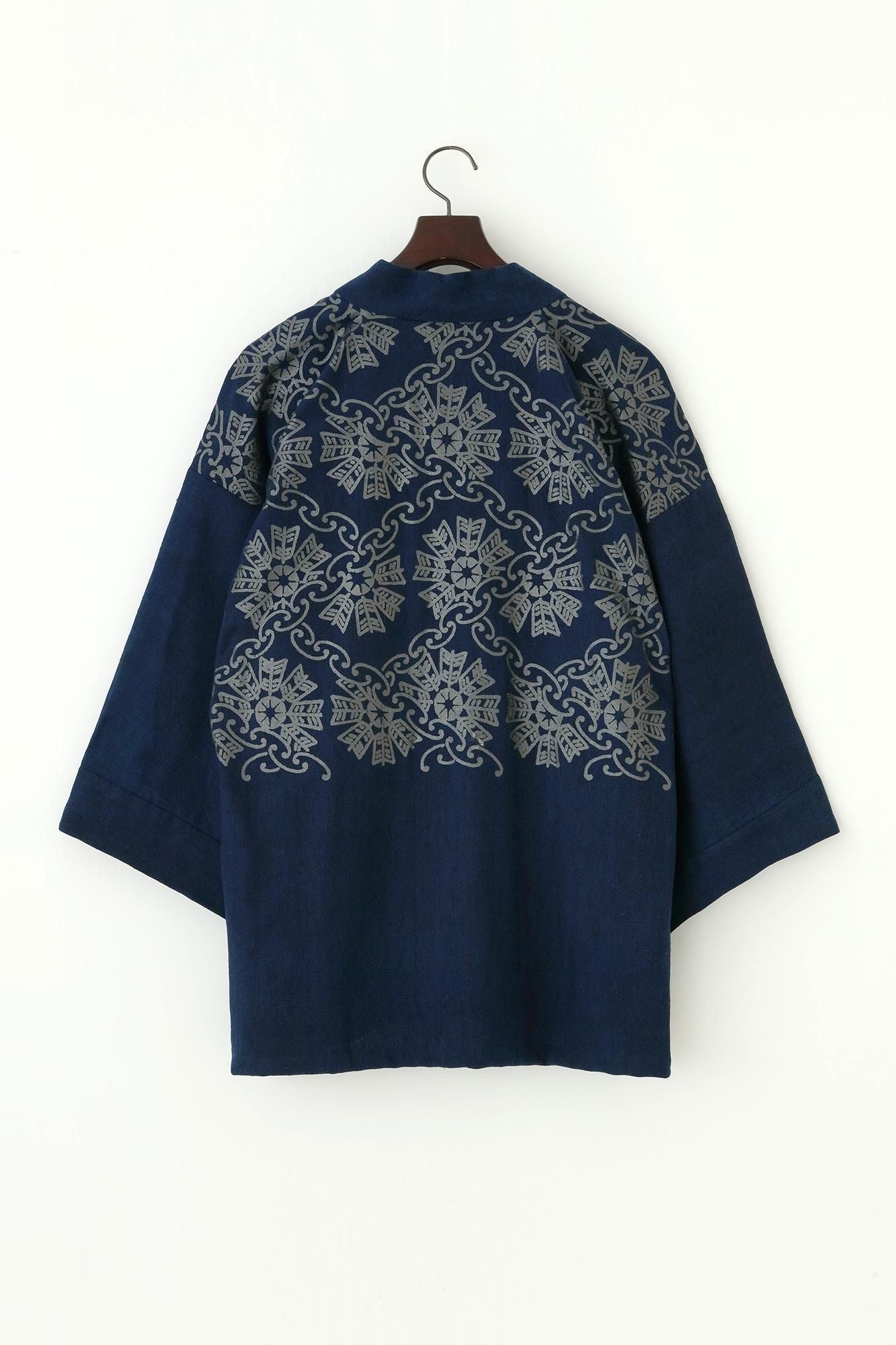 綿シルク 風靡（ふうび） 襯衣（しんい） 首抜き文様（くびぬきもんよう）／環繋ぎ矢車文（かんつなぎやぐるまもん） 写し（うつし） インディゴ